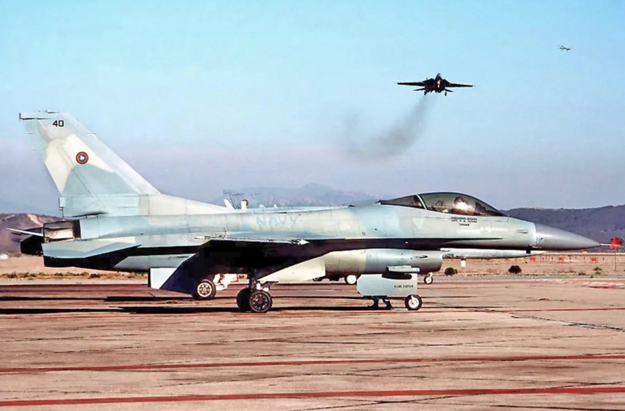 Tiêm kích F-16 của hải quân Mỹ gặp nạn, phi công cố cứu máy bay thay vì nhảy dù - Ảnh 6.