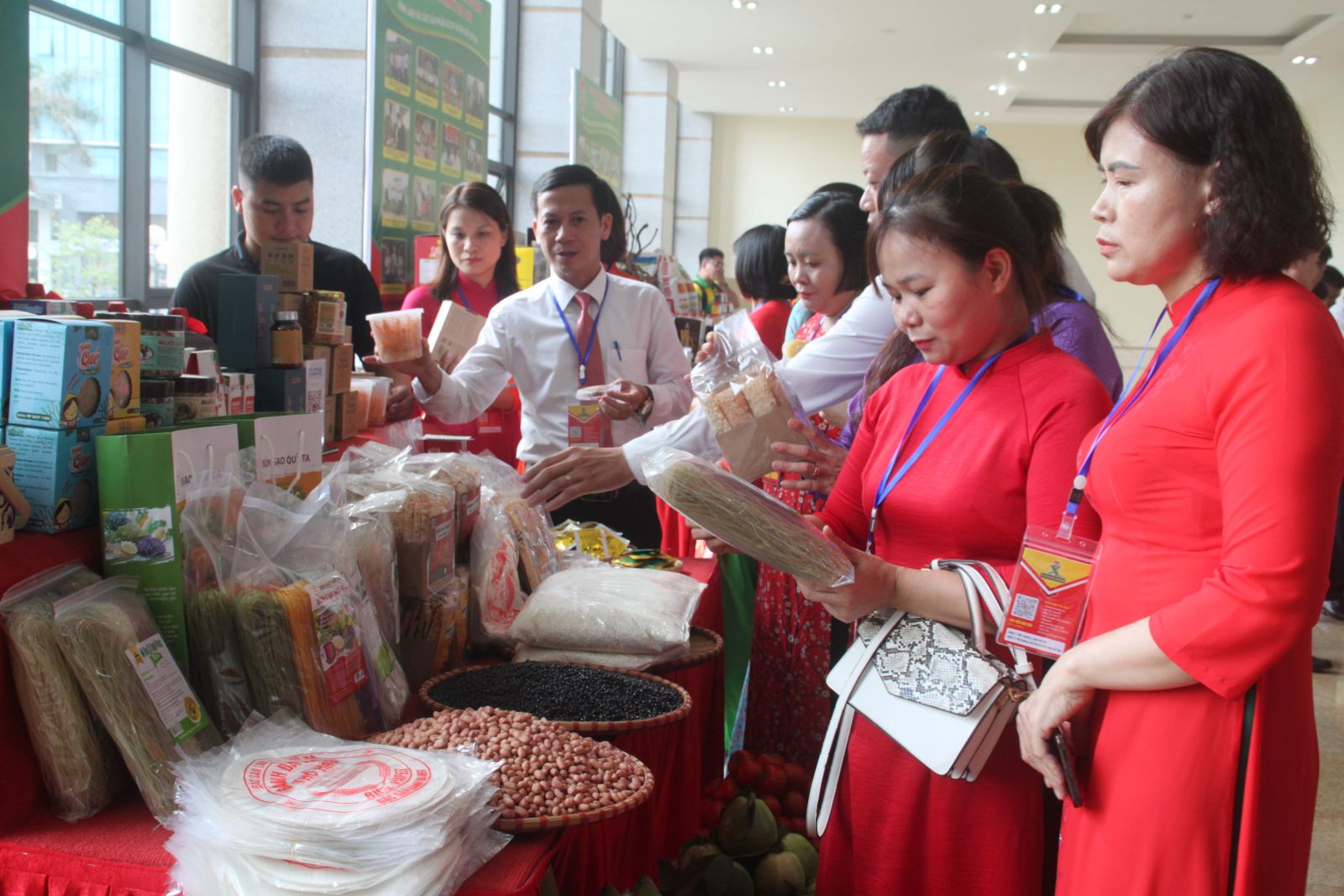 Hội Nông dân tỉnh Bắc Giang tích cực hỗ trợ nông dân quảng bá, kết nối tiêu thụ các sản phẩm OCOP - Ảnh 2.