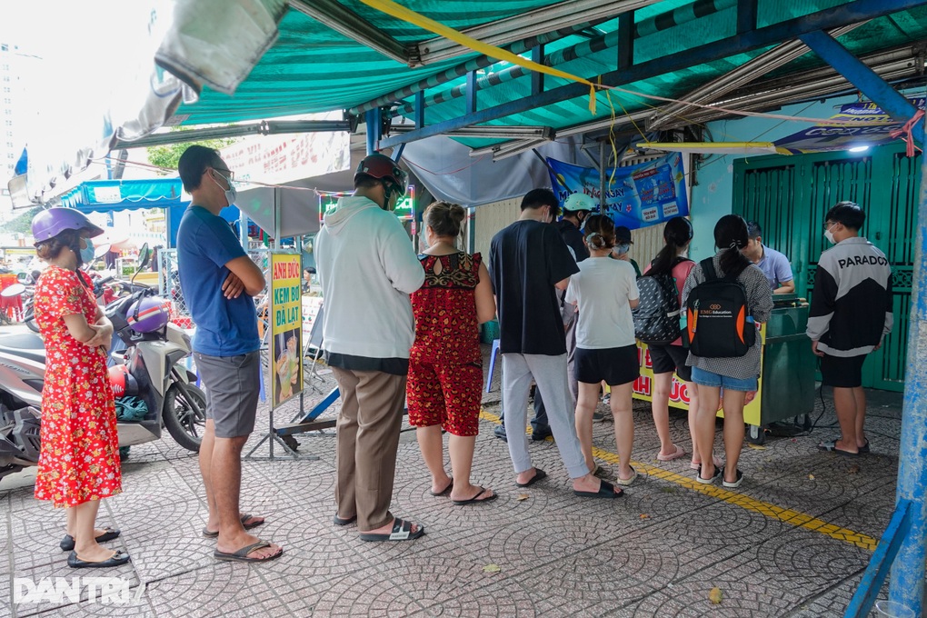 Mẹ 3 con bán 2.000 bánh đồng xu mỗi ngày, doanh thu hơn 6 tấn lúa - Ảnh 1.