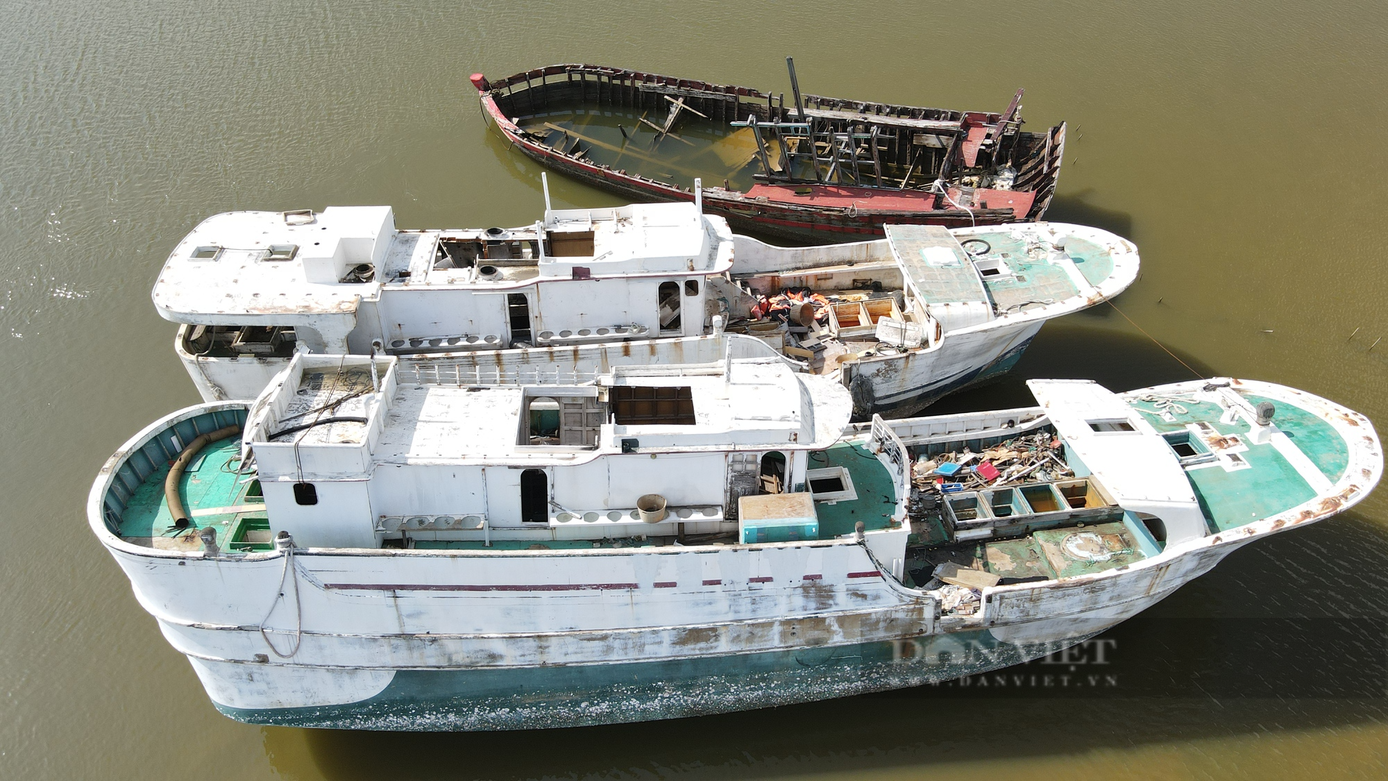 Hà Tĩnh: Nhiều tàu cỡ lớn mắc cạn, bỏ không nhiều tháng “ngáng đường” tránh trú bão của tàu cá địa phương - Ảnh 5.