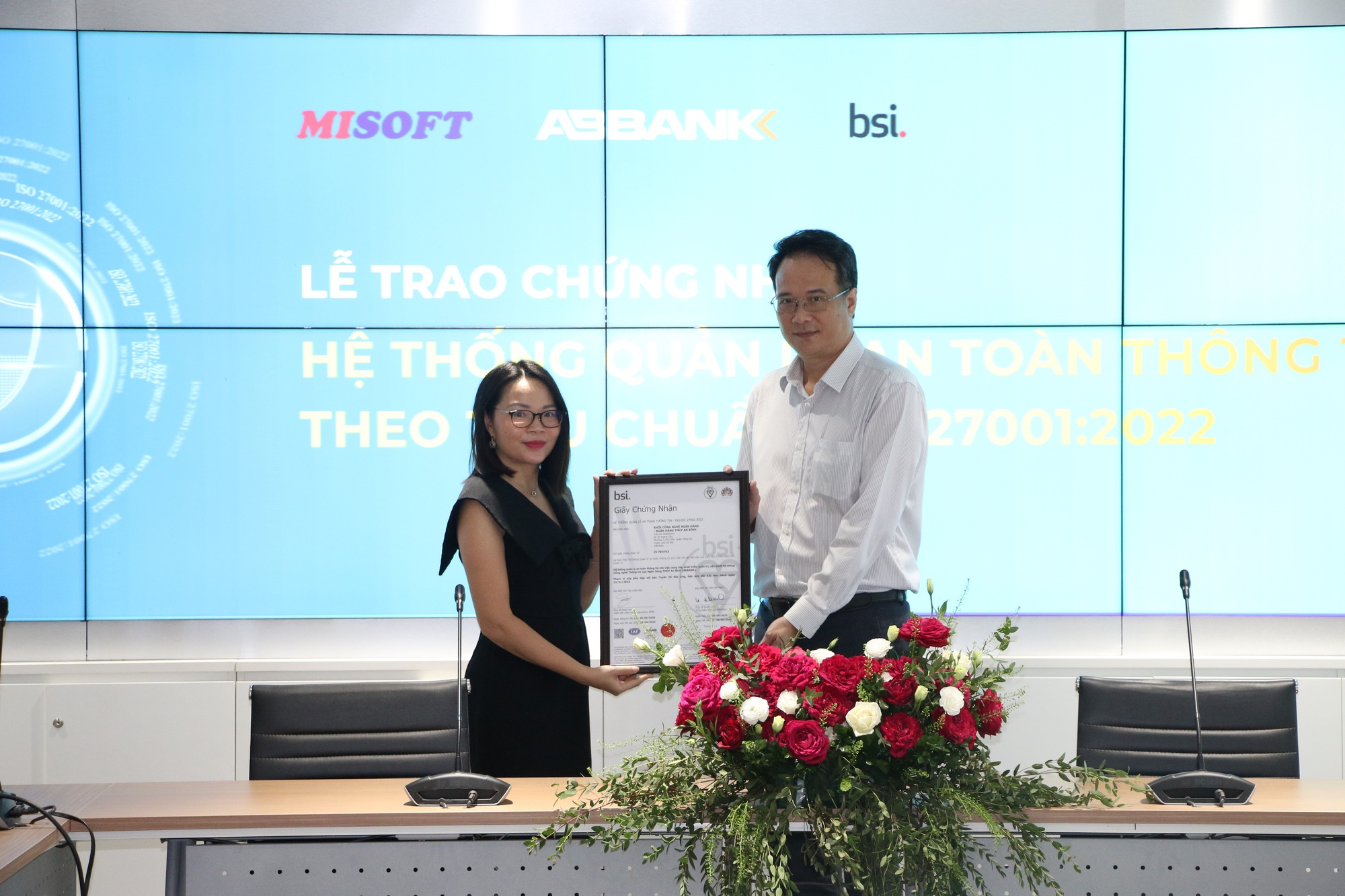 Đại diện BSI trao chứng nhận ISO 27001:2022 cho đại điện ABBANK
