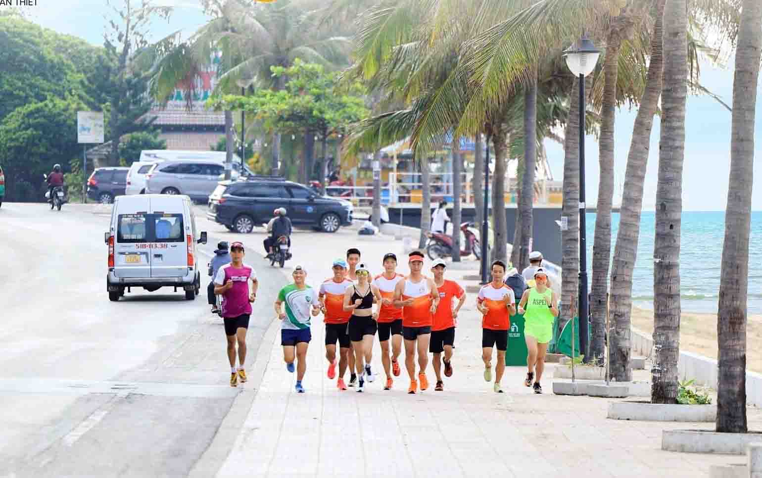 4.000 vận động viên tham gia chạy Hành trình xanh ven biển Phan Thiết - Ảnh 1.