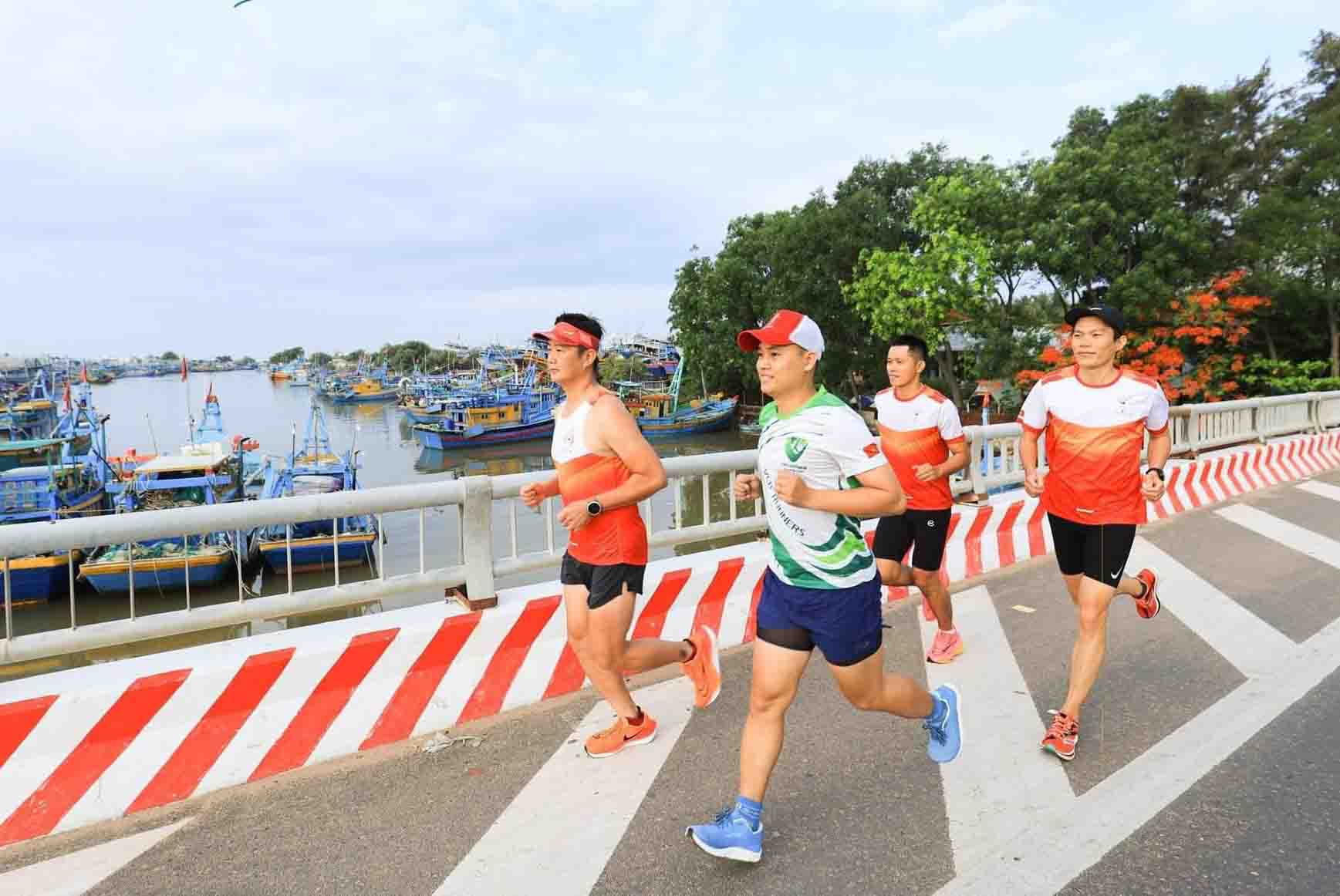 4.000 vận động viên tham gia chạy Hành trình xanh ven biển Phan Thiết - Ảnh 3.