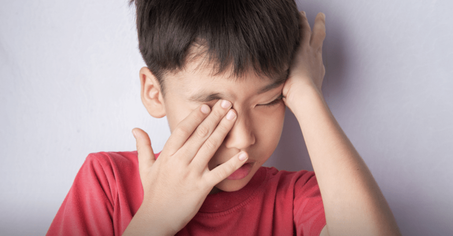Hội chứng khô mắt ở trẻ em: Nguyên nhân, triệu chứng và cách điệu trị  - Ảnh 1.