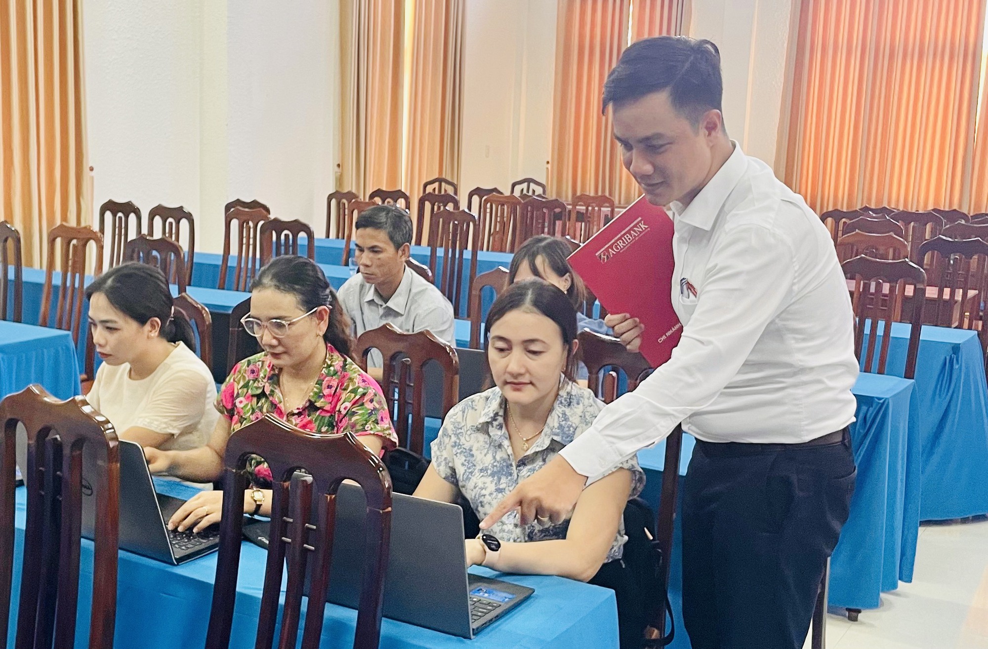 Agribank Quảng Trị triển khai dịch vụ thu hộ học phí cho các cơ sở giáo dục - Ảnh 2.