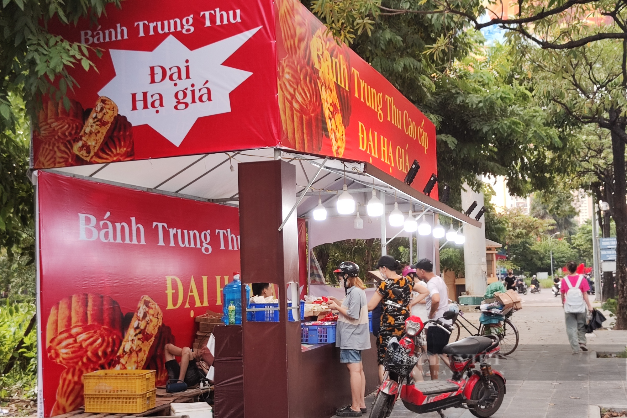 Nhiều người tìm mua bánh trung thu hết hạn, cận đát về sử dụng - Ảnh 1.