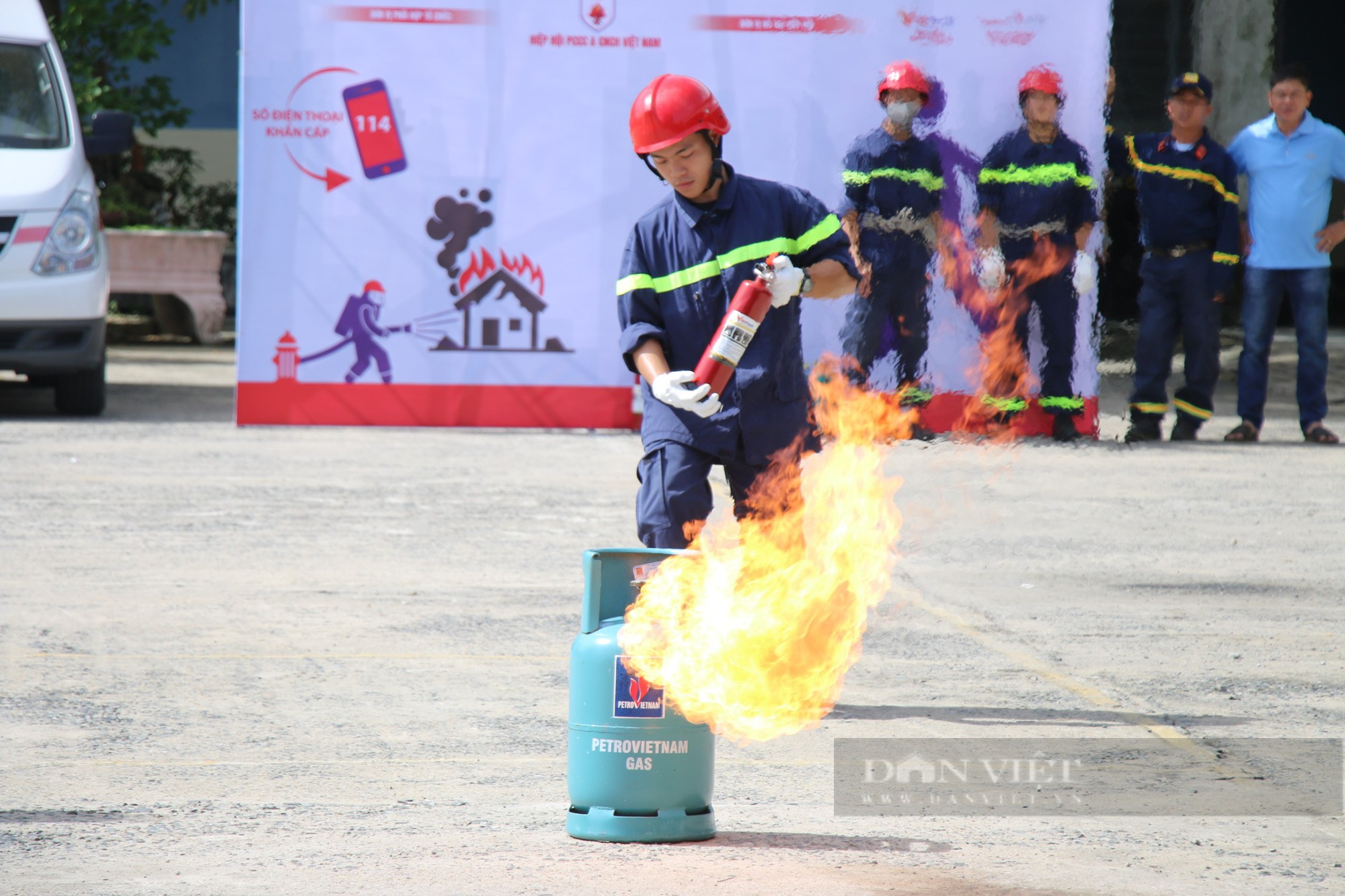 Đà Nẵng: Người lớn, trẻ em thích thú trải nghiệm đu dây, đi xe thang thoát hiểm  - Ảnh 1.