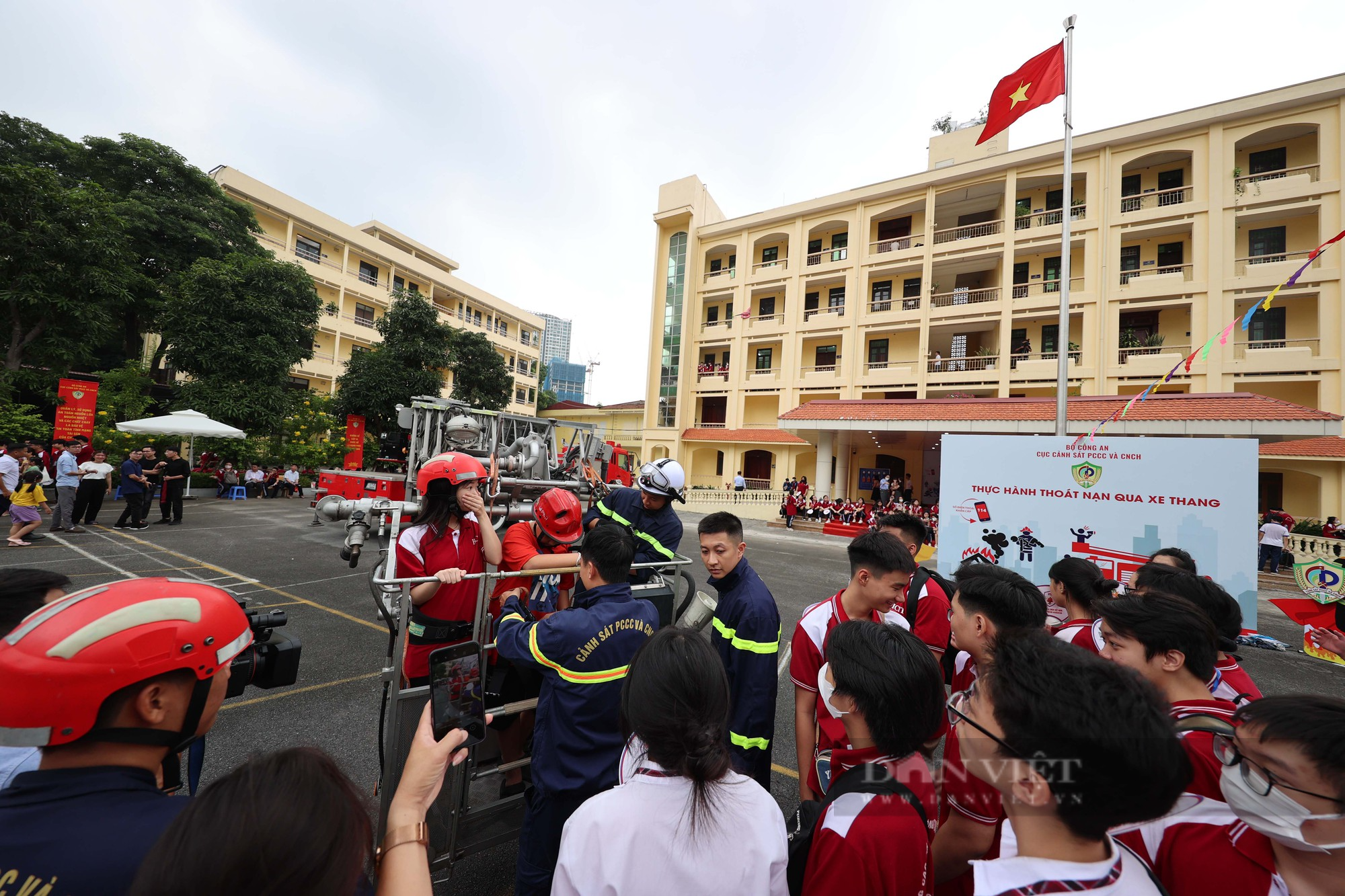 Trẻ em Hà Nội hào hứng dập lửa, thử đu dây và lên xe thang cứu hỏa cao hàng chục mét - Ảnh 2.