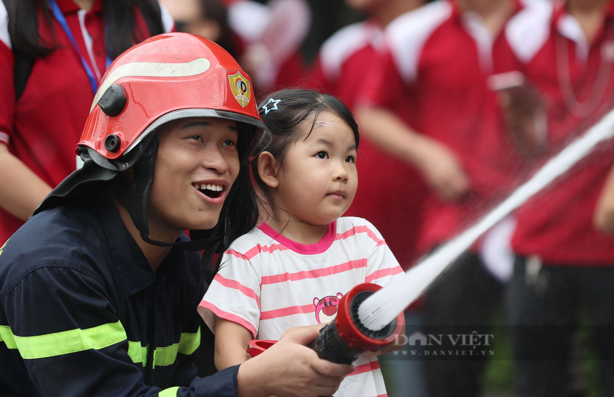 Trẻ em Hà Nội hào hứng dập lửa, thử đu dây và lên xe thang cứu hỏa cao hàng chục mét - Ảnh 6.