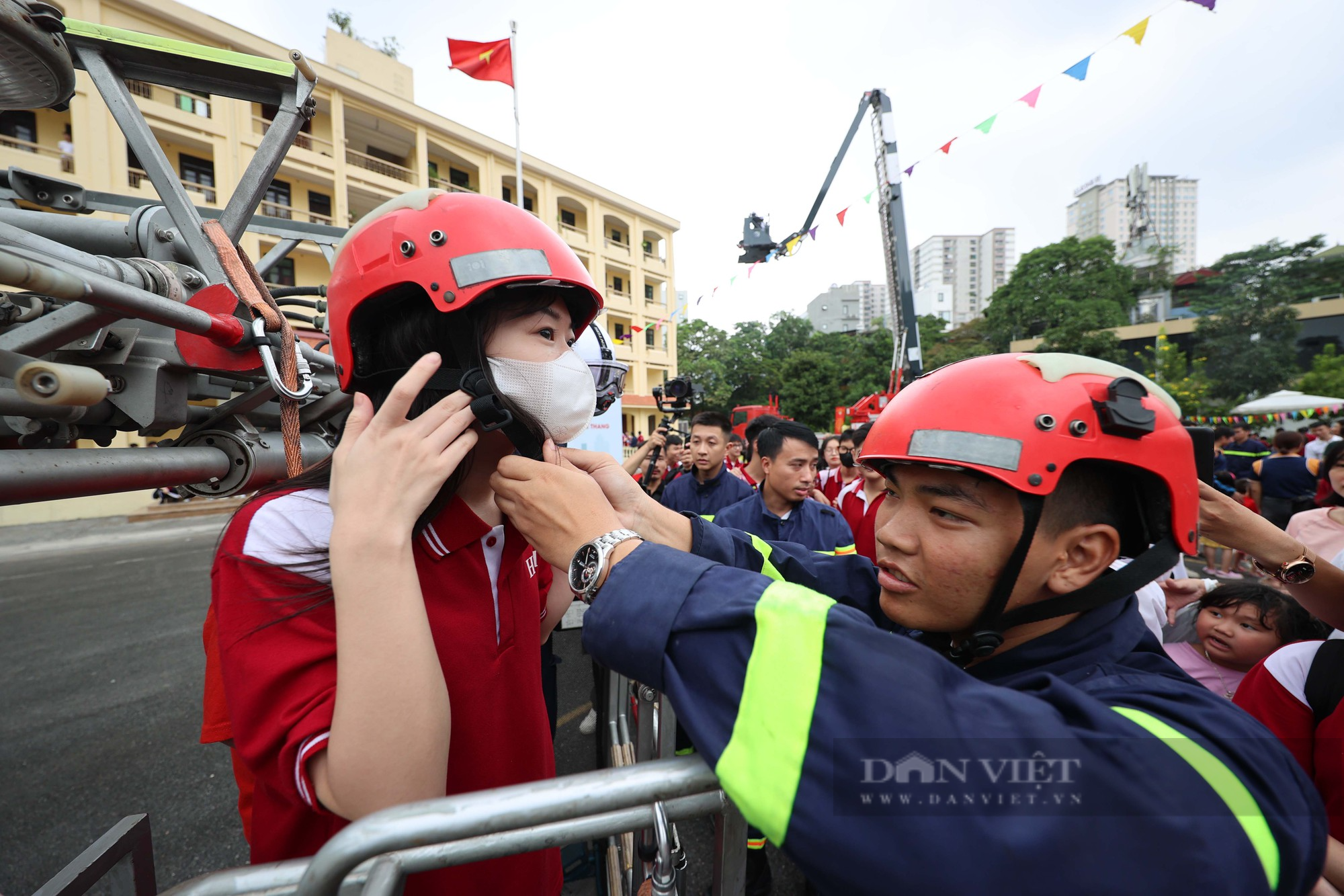 Trẻ em Hà Nội hào hứng dập lửa, thử đu dây và lên xe thang cứu hỏa cao hàng chục mét - Ảnh 9.