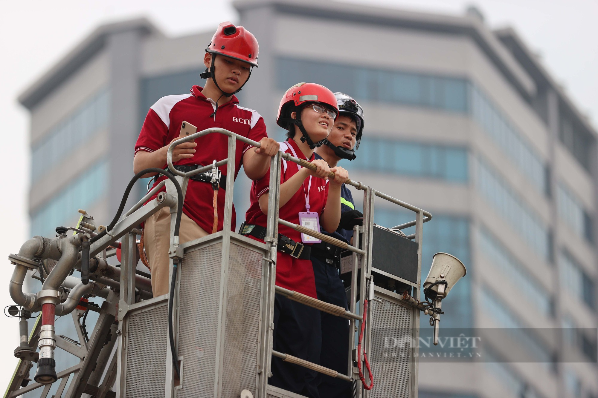 Trẻ em Hà Nội hào hứng dập lửa, thử đu dây và lên xe thang cứu hỏa cao hàng chục mét - Ảnh 10.