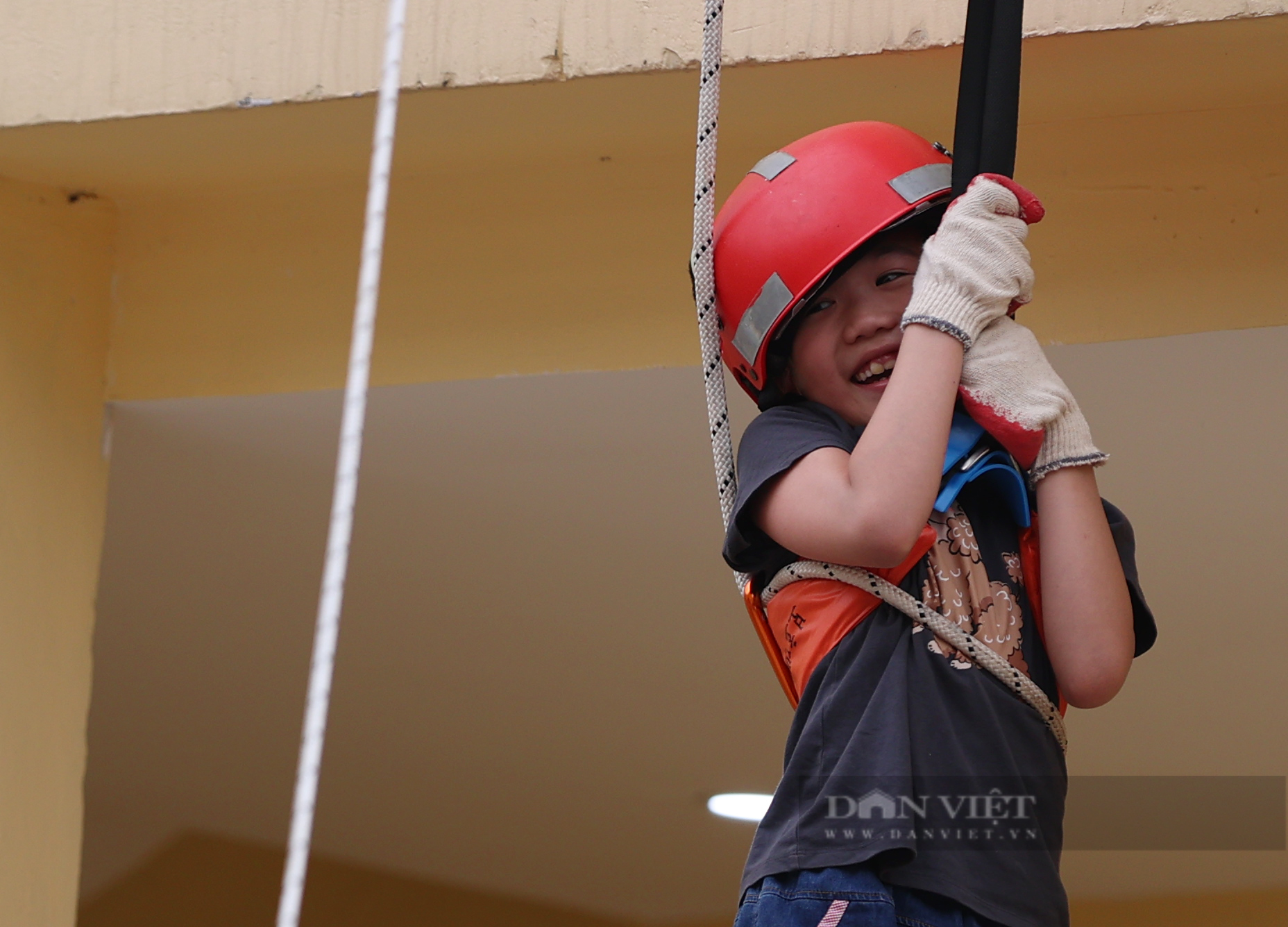 Trẻ em Hà Nội hào hứng dập lửa, thử đu dây và lên xe thang cứu hỏa cao hàng chục mét - Ảnh 12.