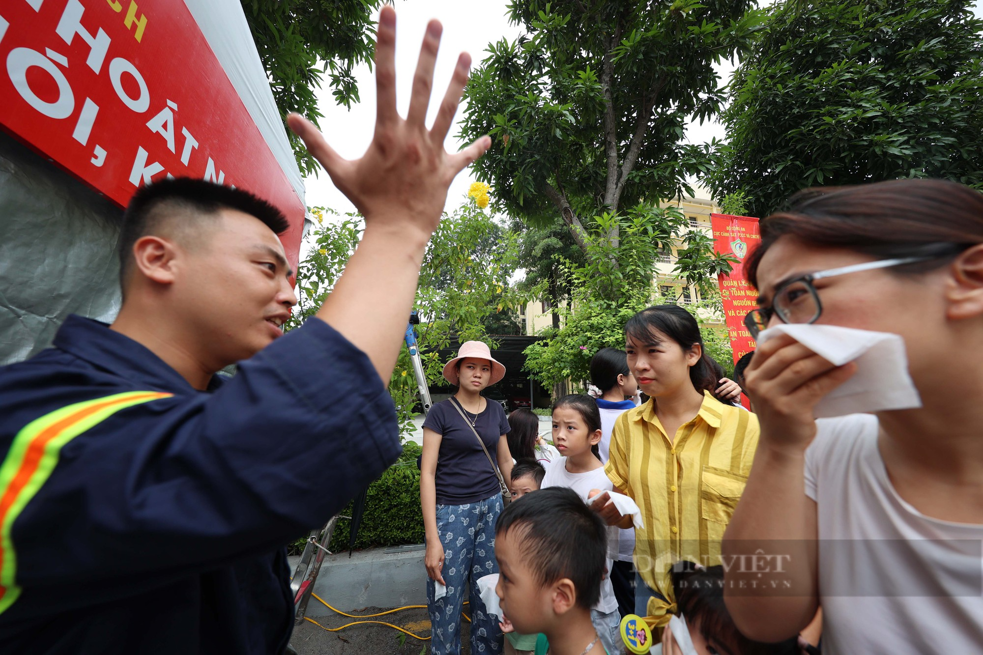 Trẻ em Hà Nội hào hứng dập lửa, thử đu dây và lên xe thang cứu hỏa cao hàng chục mét - Ảnh 13.