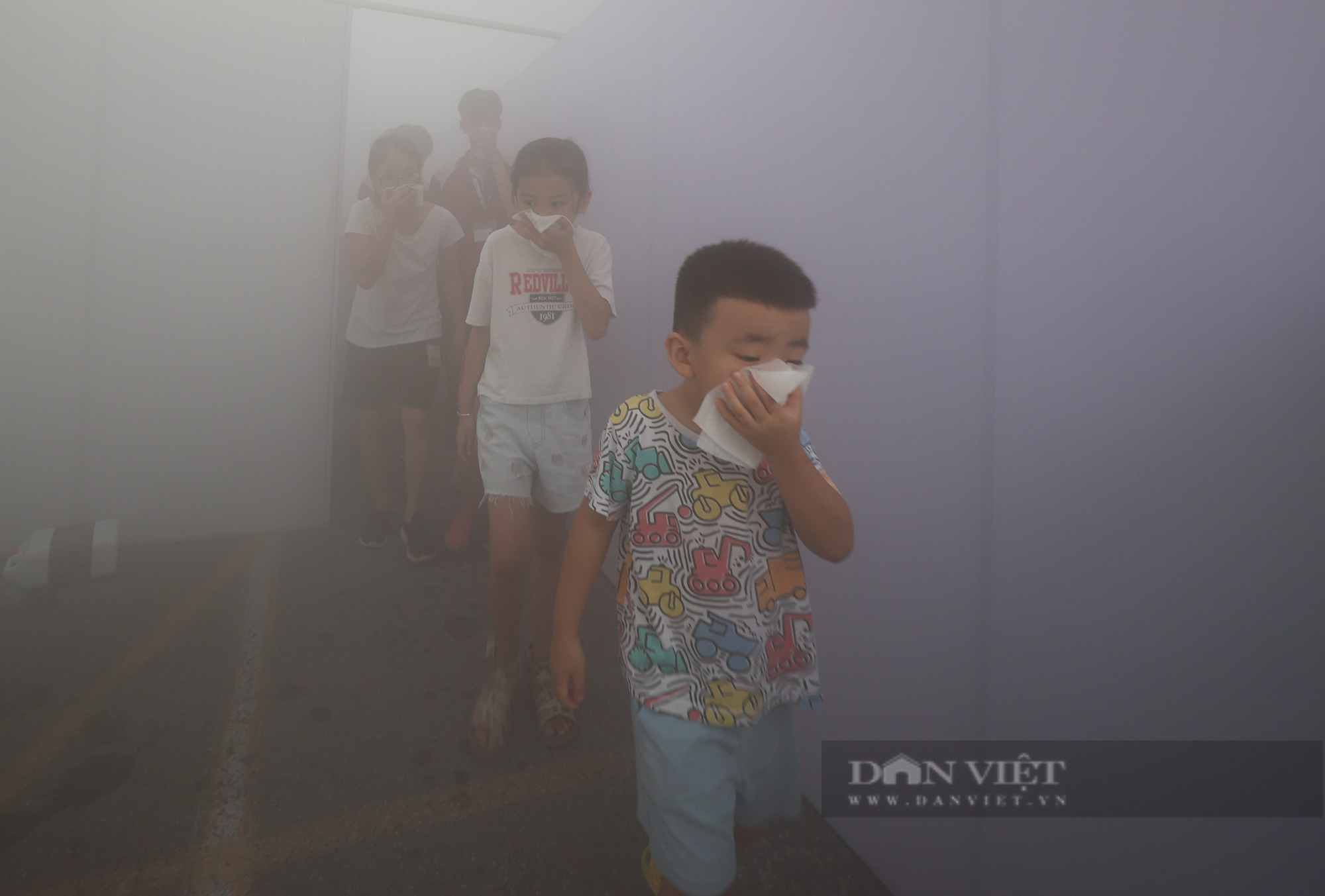 Trẻ em Hà Nội hào hứng dập lửa, thử đu dây và lên xe thang cứu hỏa cao hàng chục mét - Ảnh 14.