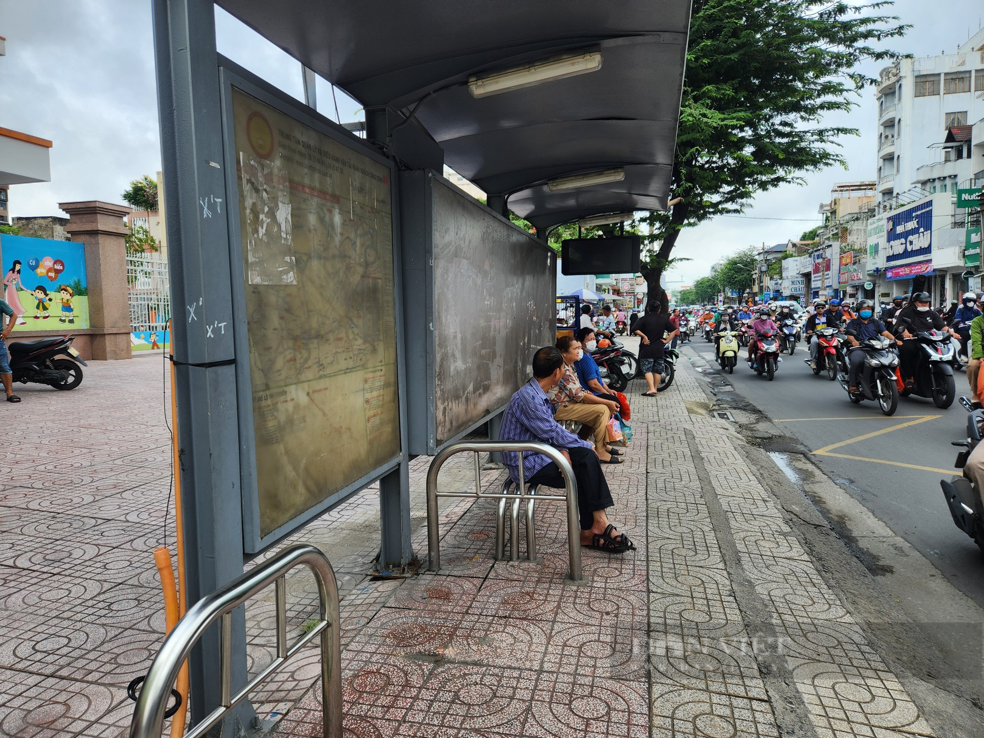 Những trạm xe buýt gây bất an cho người chờ xe ở TP.HCM- Ảnh 6.
