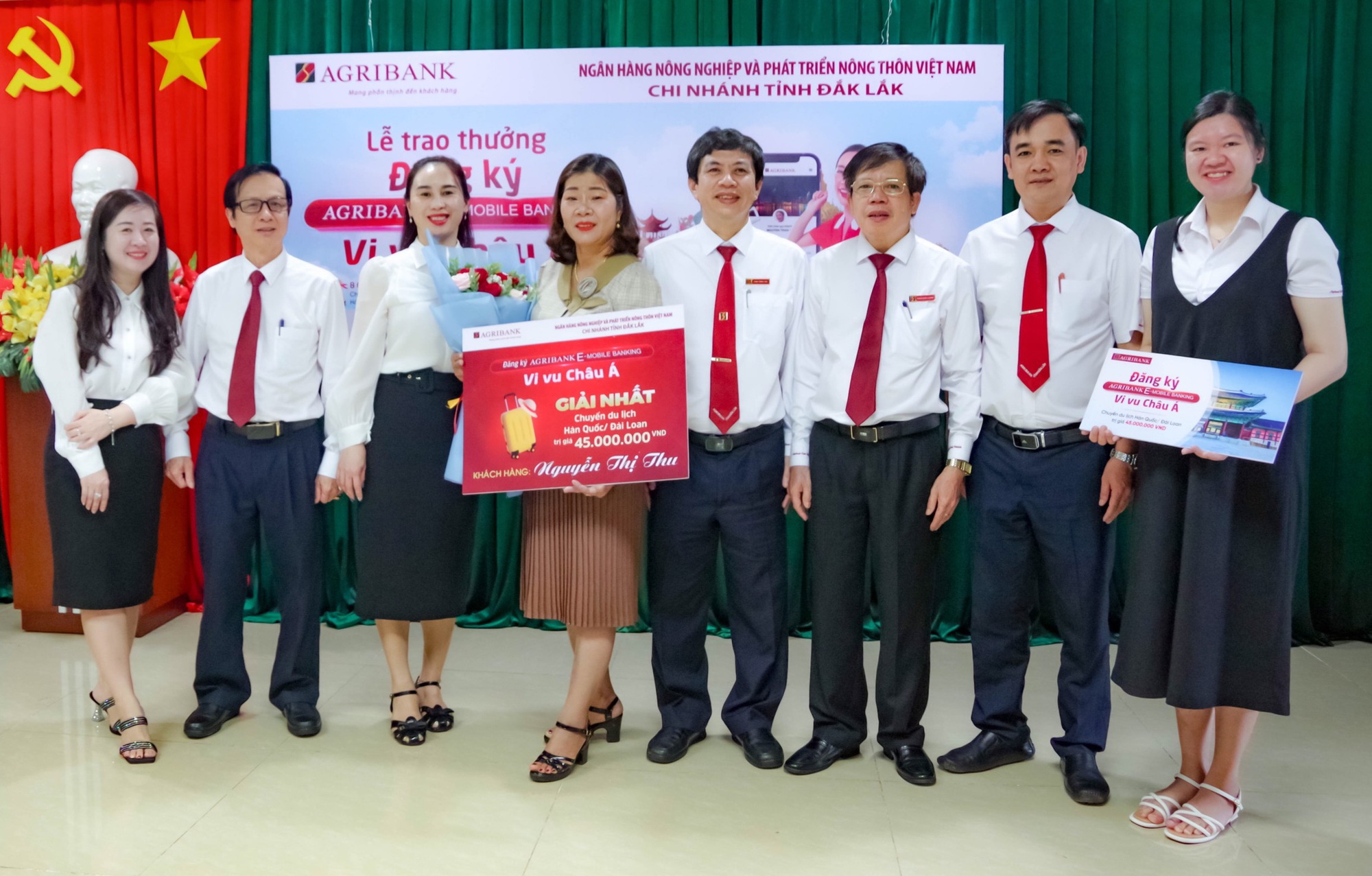 Agribank Đắk Lắk trao giải cho khách hàng trúng thưởng trong chương trình &quot;Đăng ký Agribank E-Mobile Banking – Vi vu Châu Á&quot; - Ảnh 1.