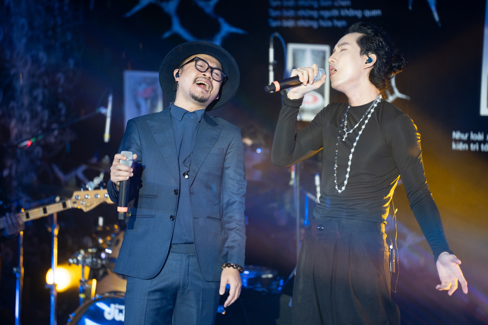 Khán giả trẻ Sài thành đội mưa thưởng thức showcase của VP Bá Vương, Hà Lê, rapper Lil  - Ảnh 3.