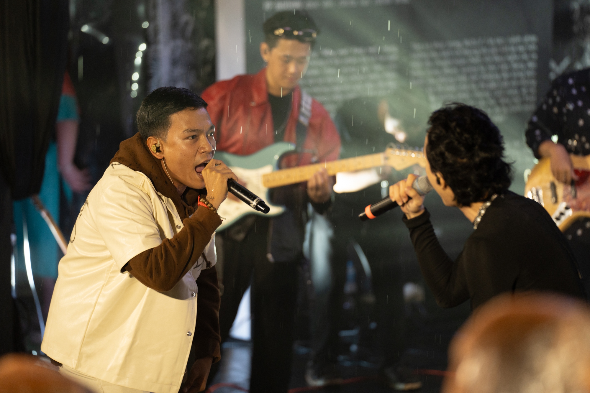 Khán giả trẻ Sài thành đội mưa thưởng thức showcase của VP Bá Vương, Hà Lê, rapper Lil  - Ảnh 4.