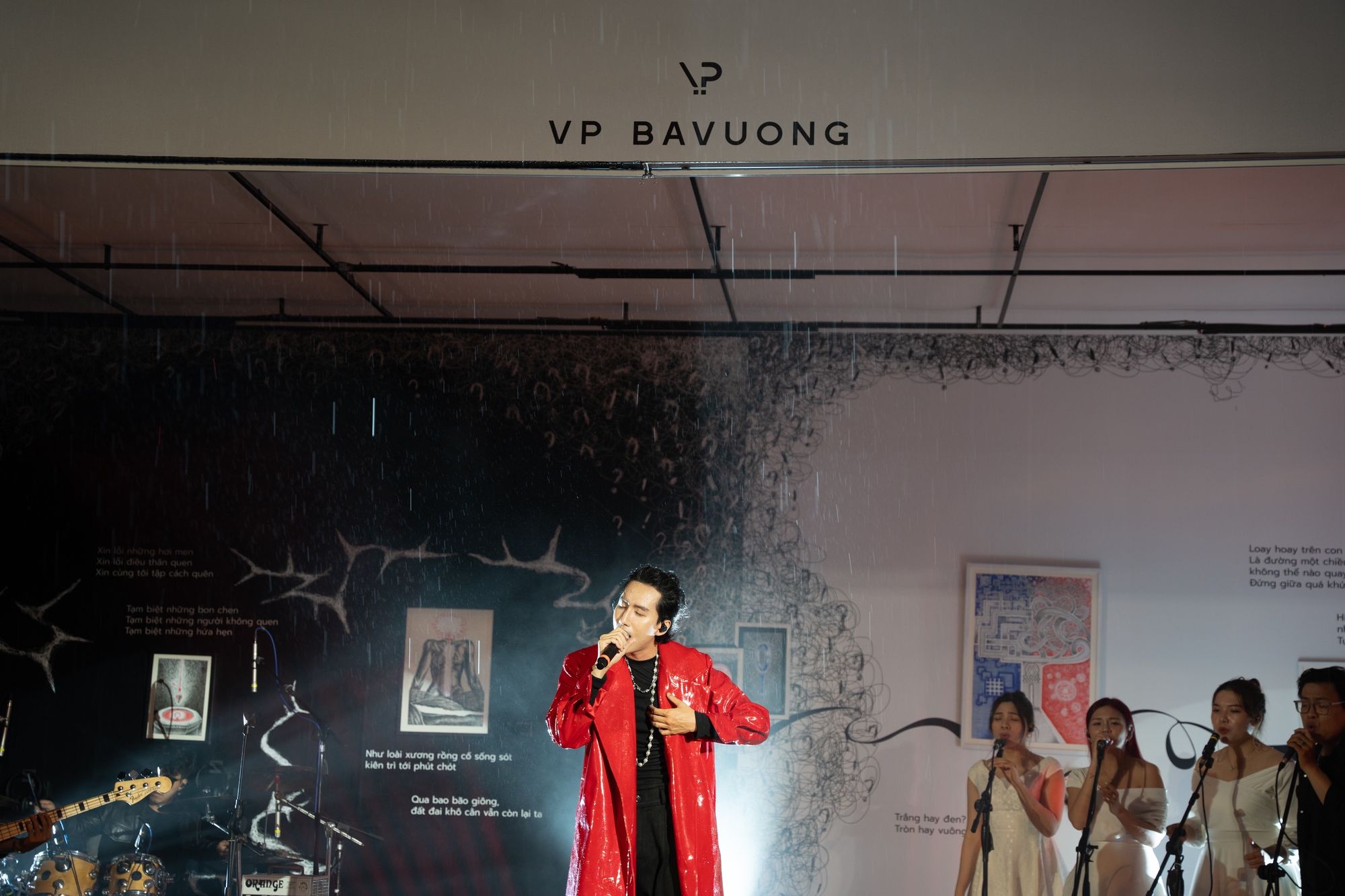 Khán giả trẻ Sài thành đội mưa thưởng thức showcase của VP Bá Vương, Hà Lê, rapper Lil  - Ảnh 1.