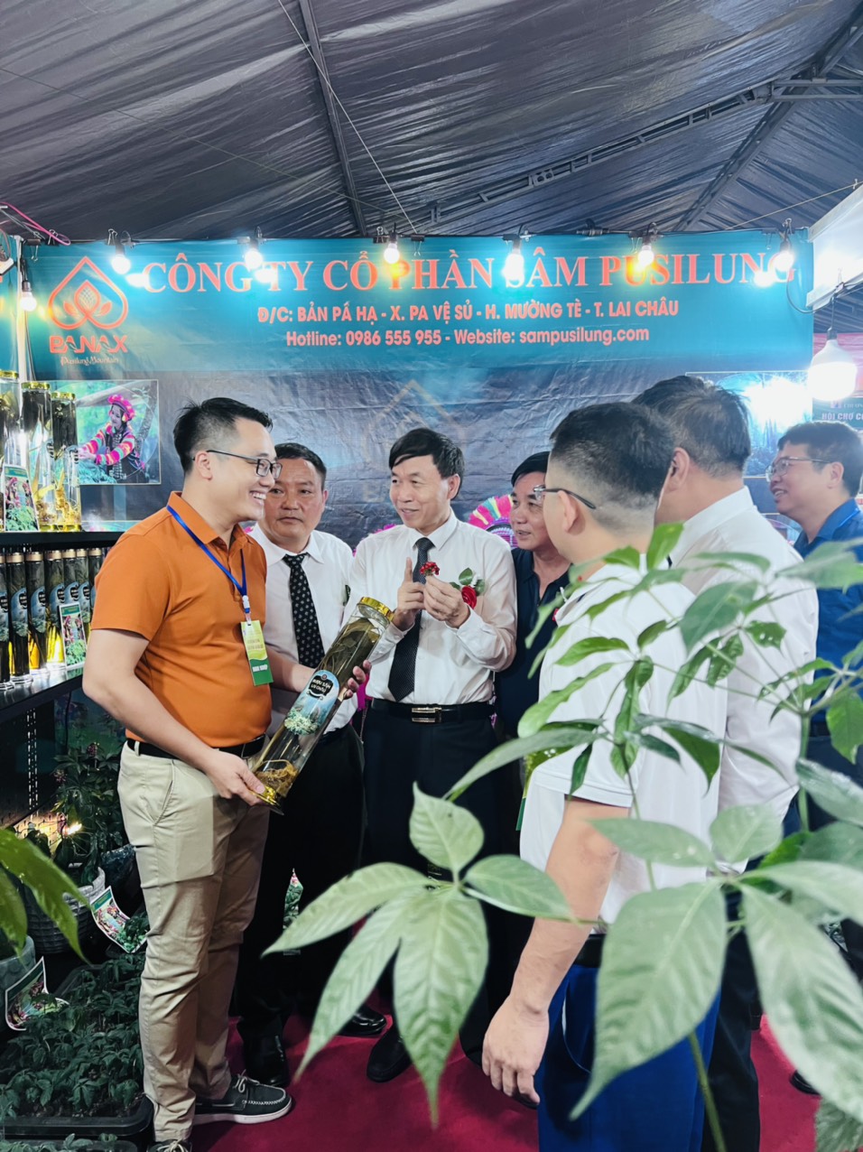  12 gian hàng sâm tham gia Hội chợ công thương vùng Tây Bắc - Lai Châu 2023 - Ảnh 1.