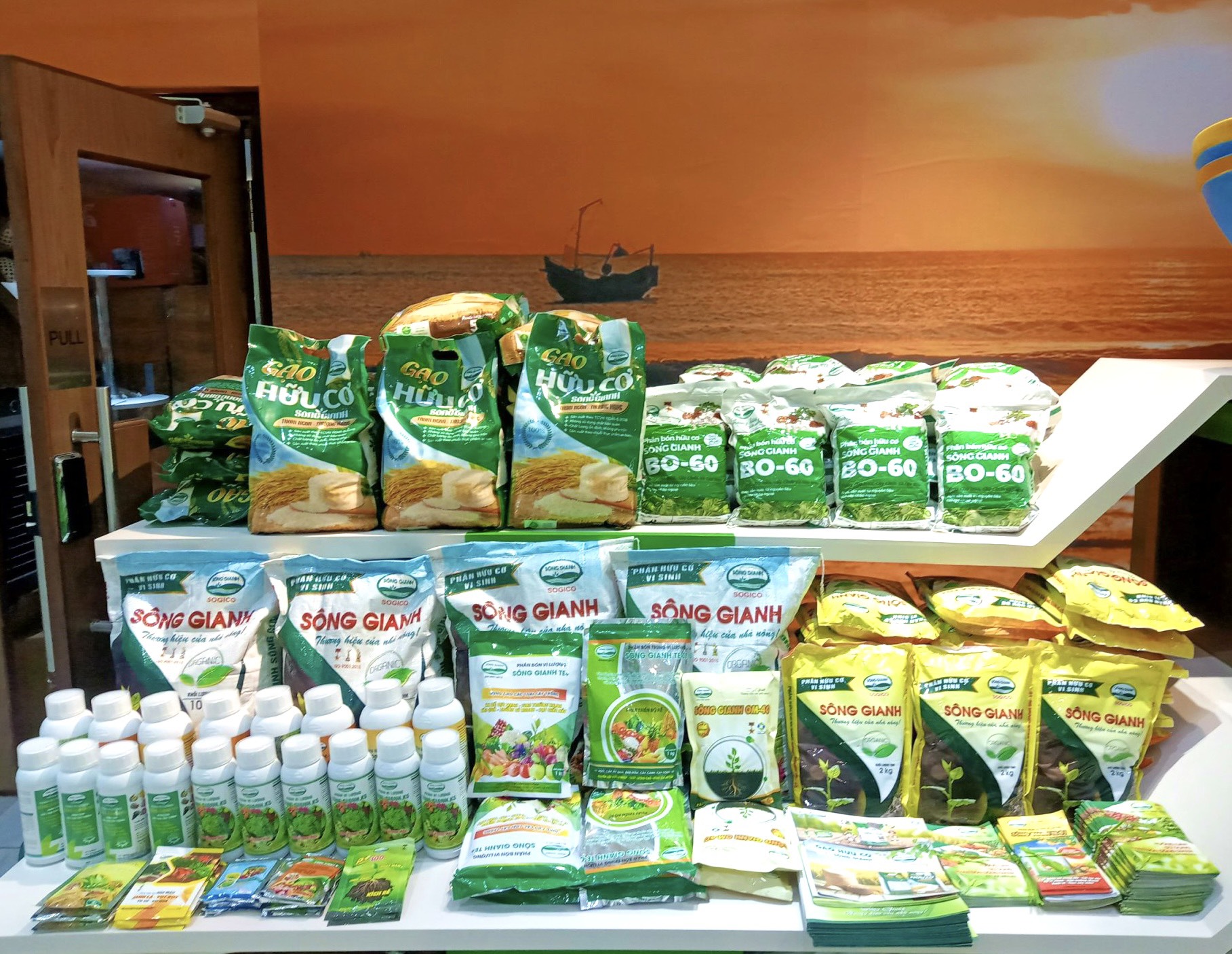 Phân bón, gạo hữu cơ Sông Gianh gây ấn tượng tại lễ triển lãm sản phẩm nông nghiệp Quảng Bình ở TP. Hồ Chí Minh - Ảnh 2.