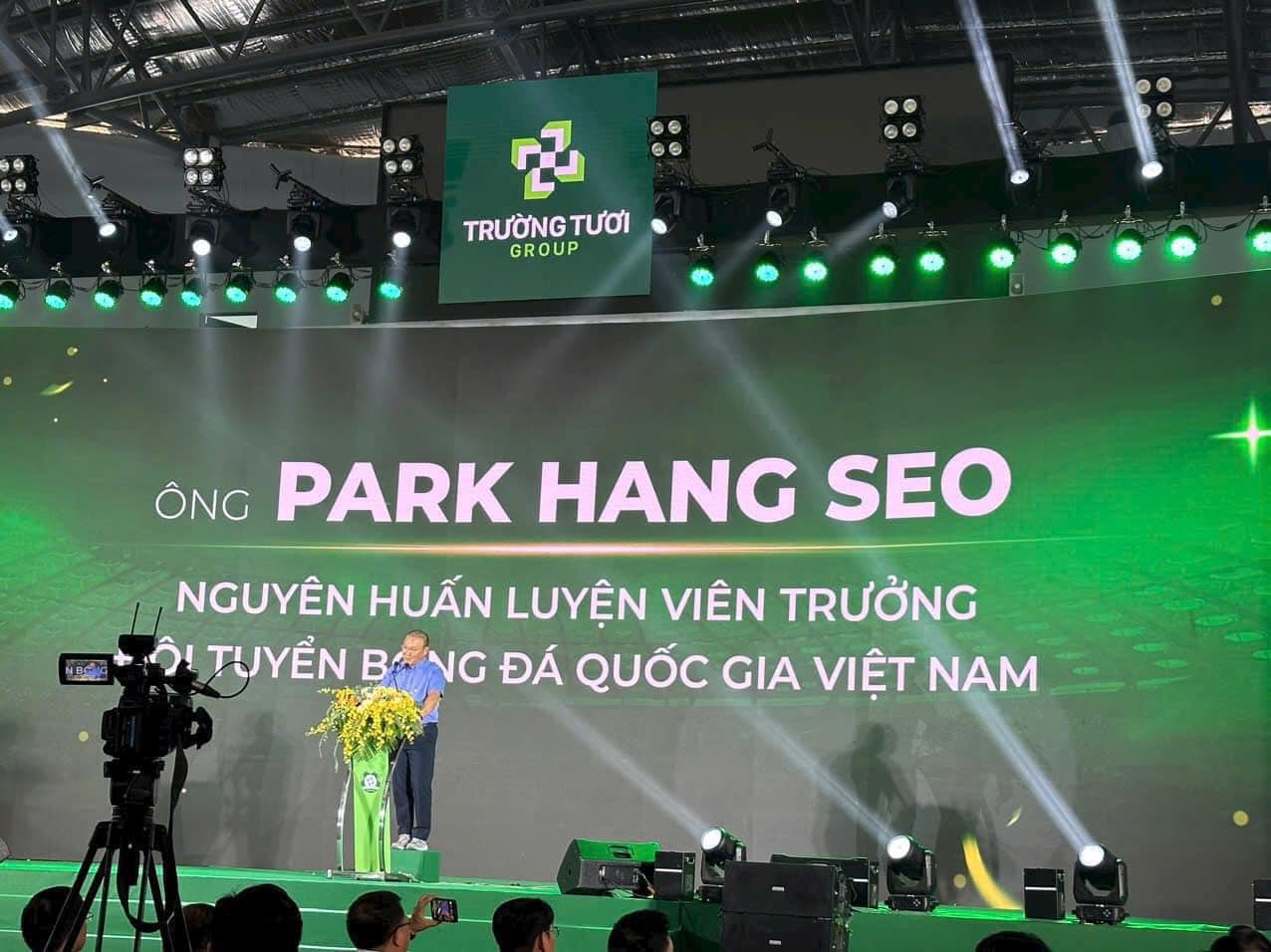 HLV Park Hang-seo có động thái bất ngờ với CLB Bình Phước - Ảnh 1.