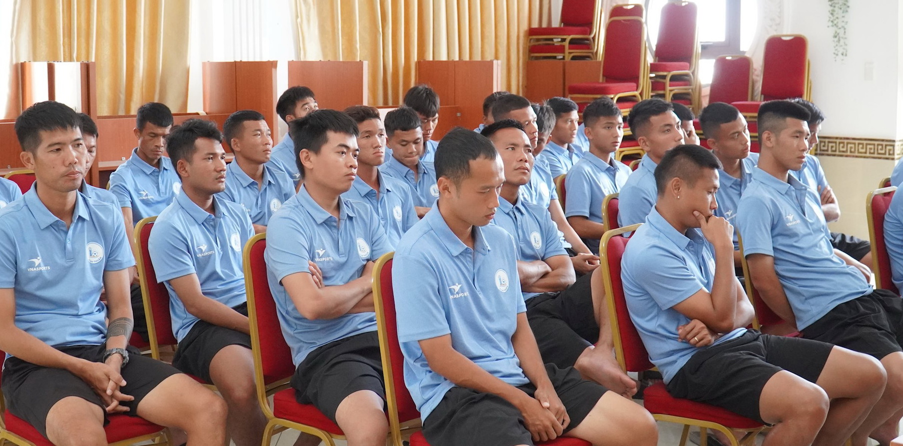 Lãnh đạo tỉnh Bình Thuận nói gì về lá đơn tố cáo tập thể cầu thủ bóng đá chưa nhận được tiền thưởng?   - Ảnh 1.
