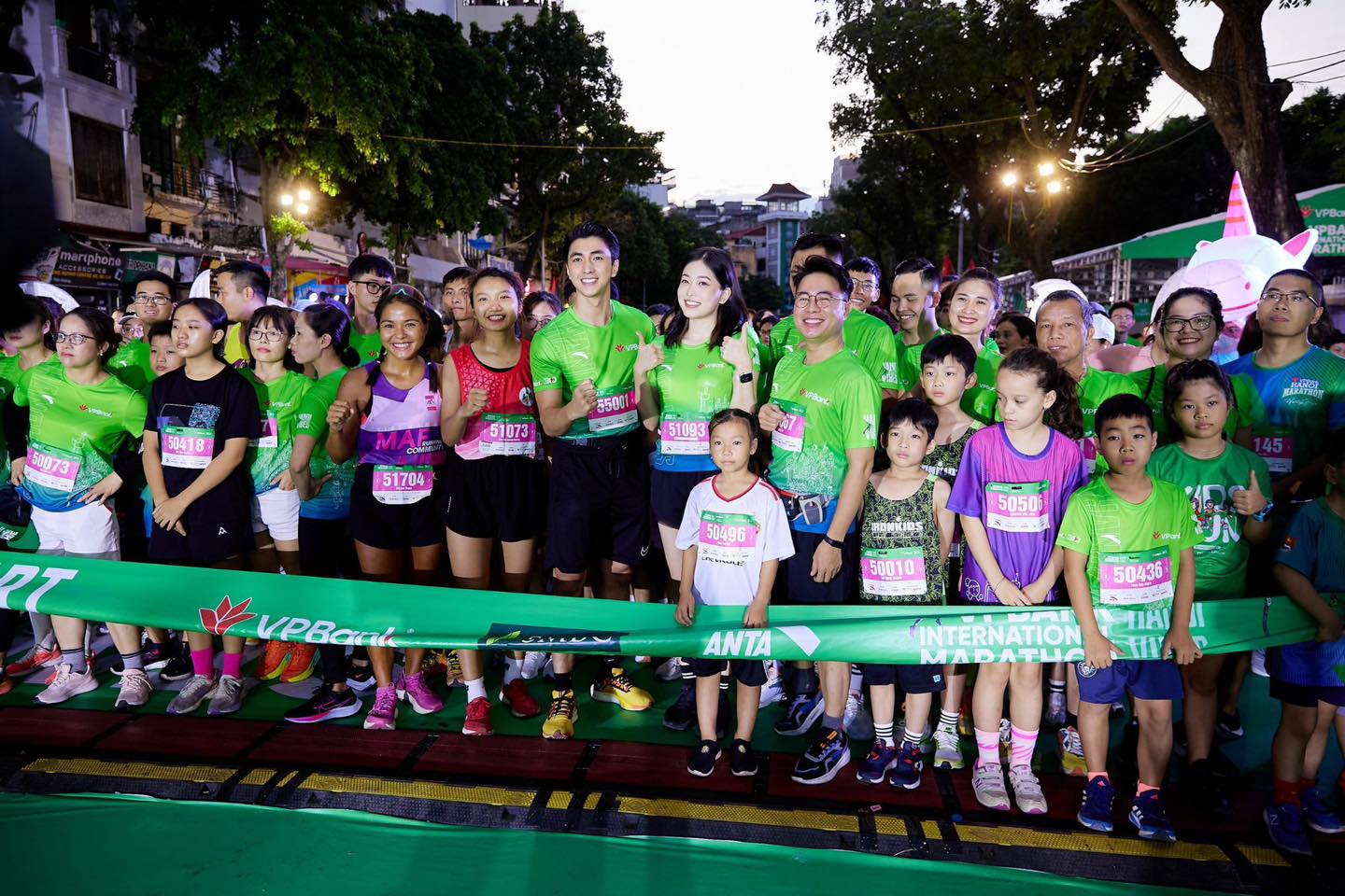 Bà mẹ một con Phạm Thị Huệ &quot;vô đối&quot; 21km Giải chạy VPBank Hanoi International Marathon 2023 - Ảnh 1.