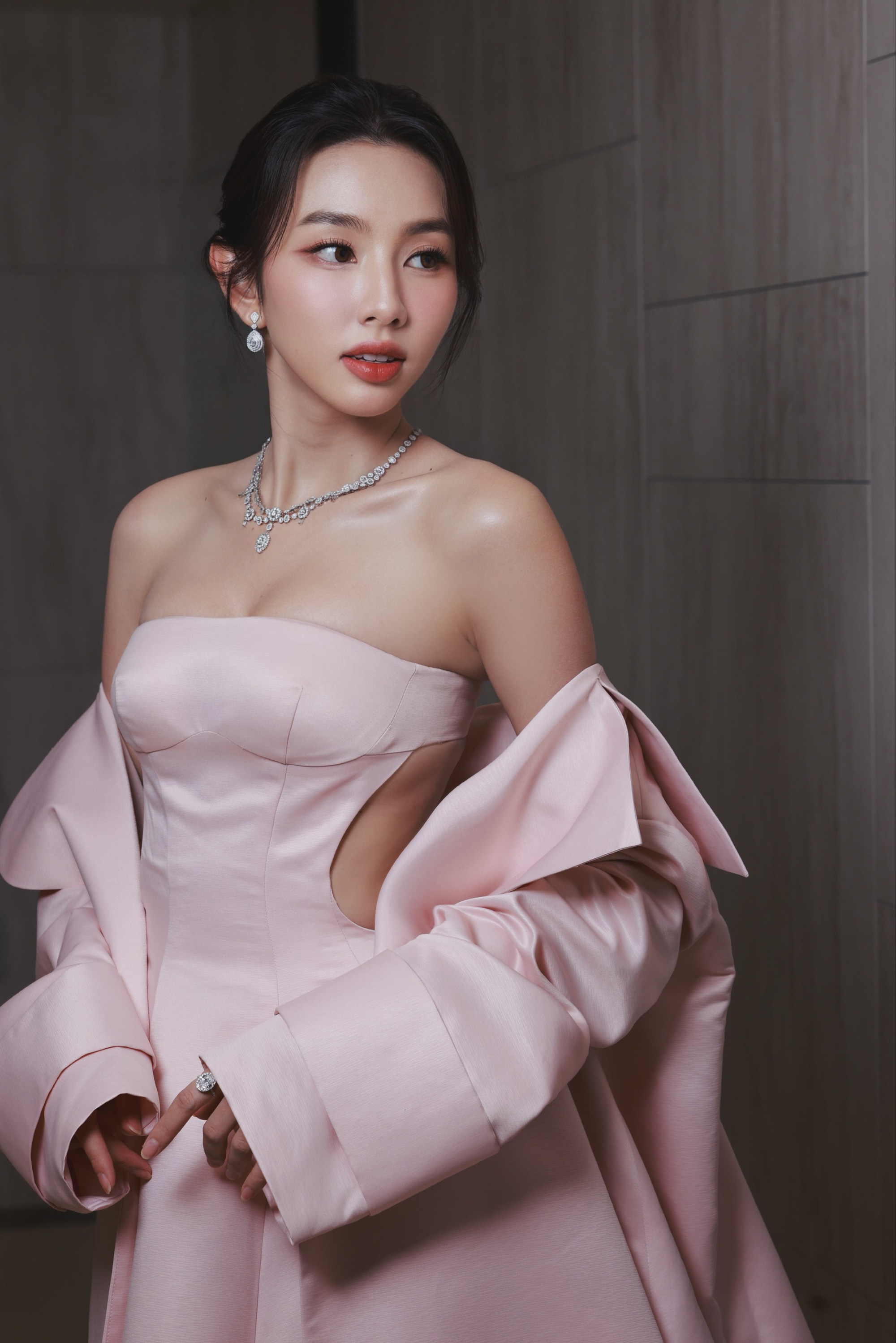 Hoa hậu Thùy Tiên xinh đẹp, quyến rũ khi &quot;đọ sắc&quot; với bạn diễn của Song Hye Kyo - Ảnh 5.