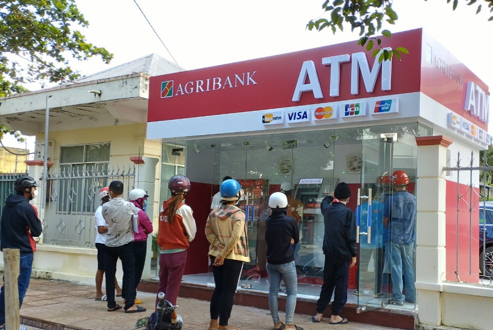 Agribank Đắk Lắk: 9 tháng đầu năm phát hành mới hơn 20 ngàn thẻ cho khách hàng - Ảnh 1.