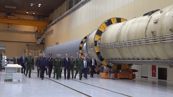 Ảnh Bộ trưởng Quốc phòng Nga thăm nơi sản xuất siêu tên lửa hạt nhân &quot;một quả có thể thổi bay cả quốc gia&quot; - Ảnh 1.