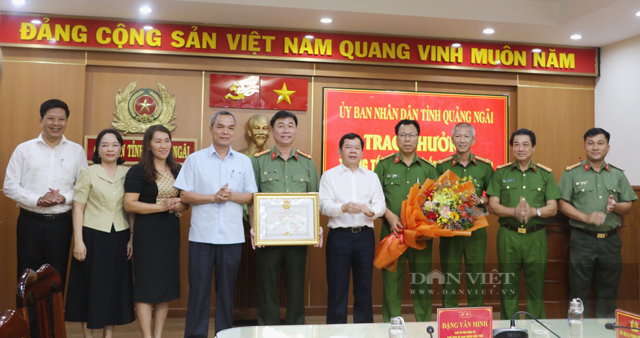 Quảng Ngãi: 
Thưởng “nóng” cho lực lượng công an truy bắt đối tượng bắn vào chân 2 nữ công nhân
 - Ảnh 1.