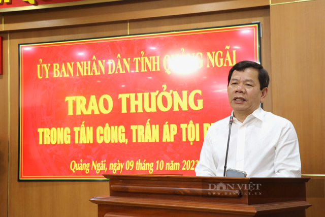 Quảng Ngãi: 
Thưởng “nóng” cho lực lượng công an truy bắt đối tượng bắn vào chân 2 nữ công nhân
 - Ảnh 3.