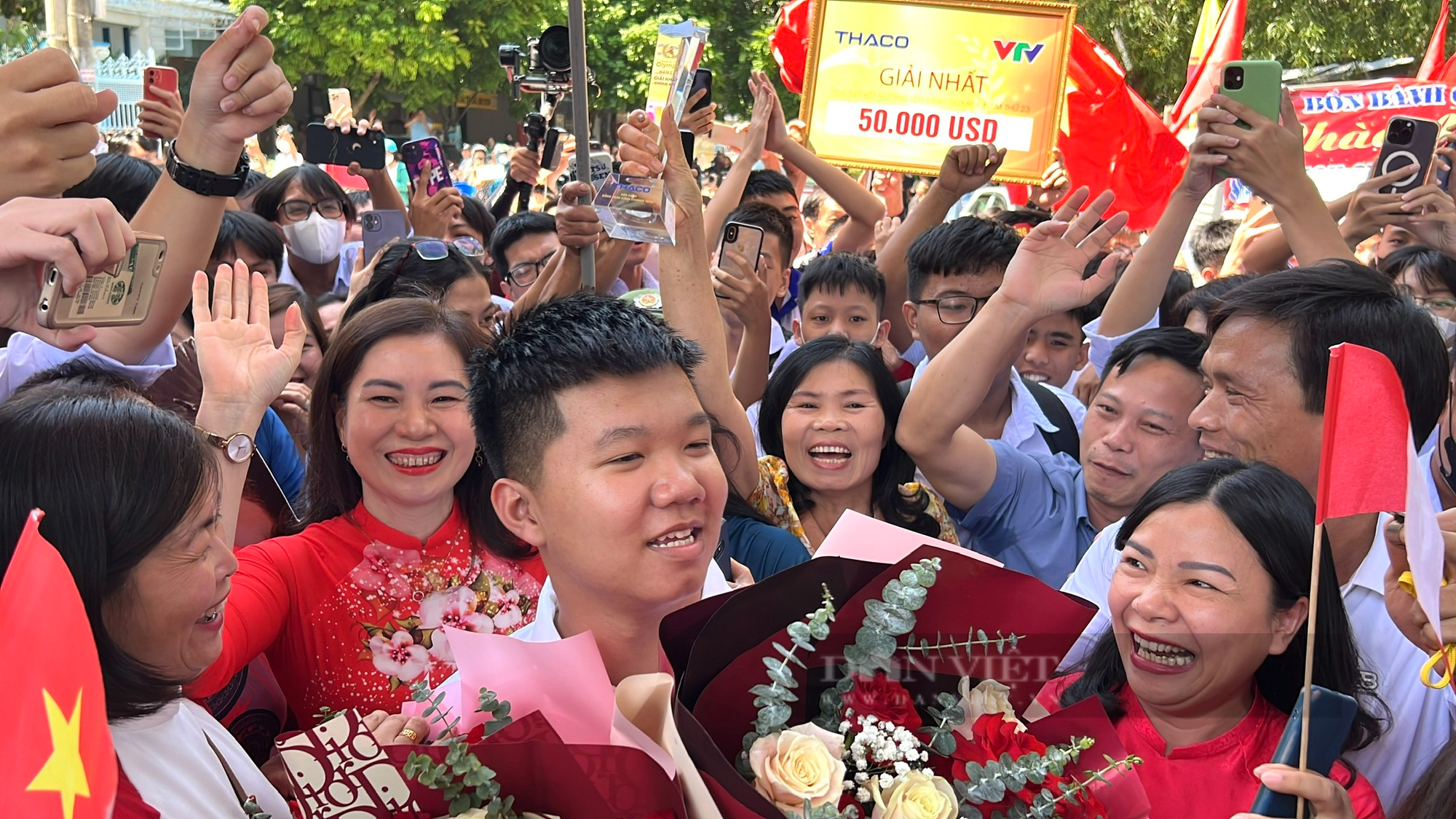 “Nhà vô địch” Đường lên đỉnh Olympia năm 2023 Lê Xuân Mạnh, được thầy cô và bạn bè nồng nhiệt chào đón - Ảnh 5.