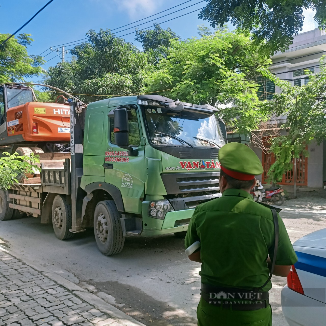 Hàng chục trường hợp xe quá tải bị xử lý sau phản ánh của Dân Việt - Ảnh 1.