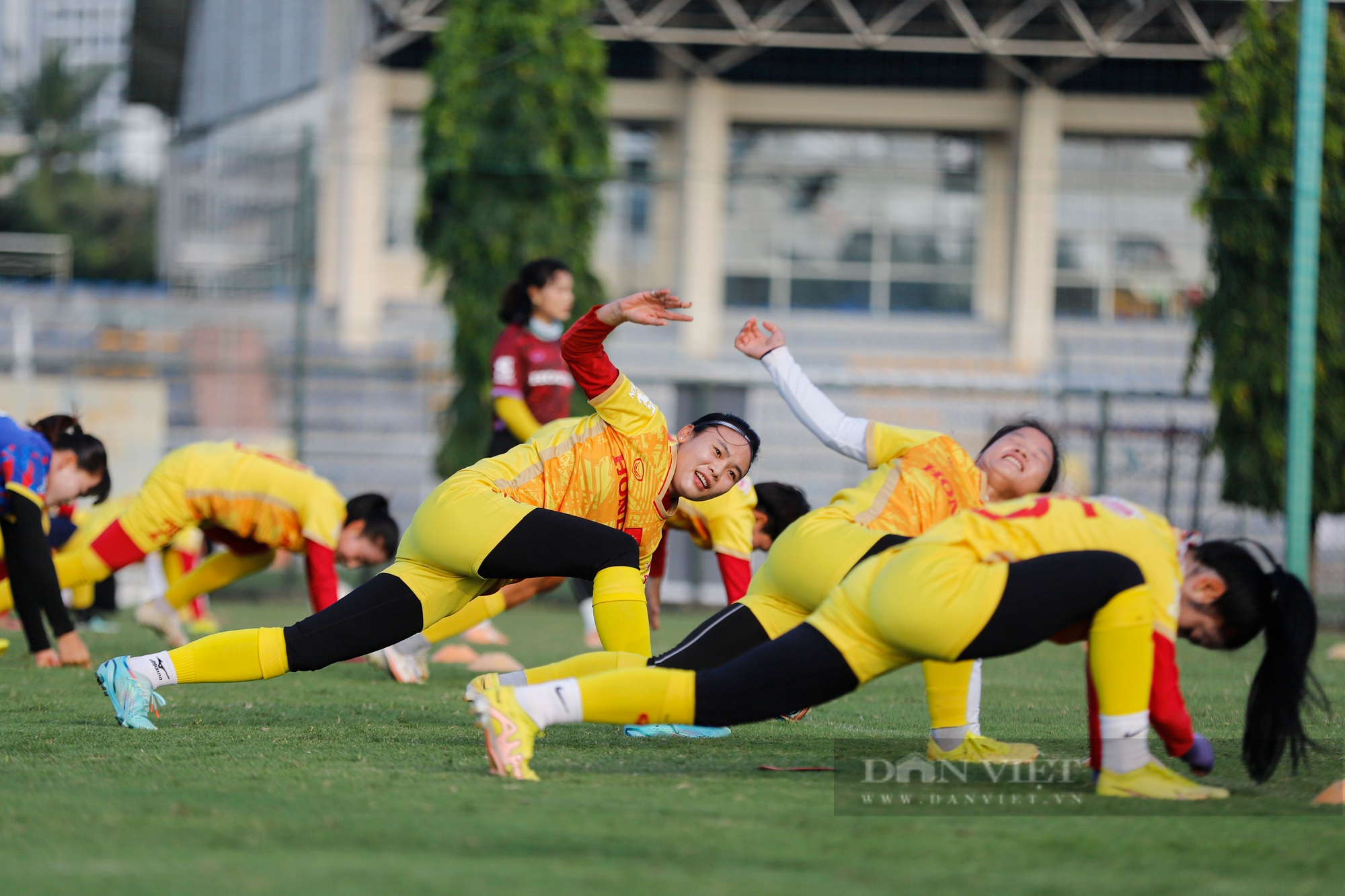 Tiền đạo Phạm Hải Yến tươi cười rạng rỡ trên sân tập sau khi nhận danh hiệu &quot;Công dân Thủ đô ưu tú&quot;  - Ảnh 3.