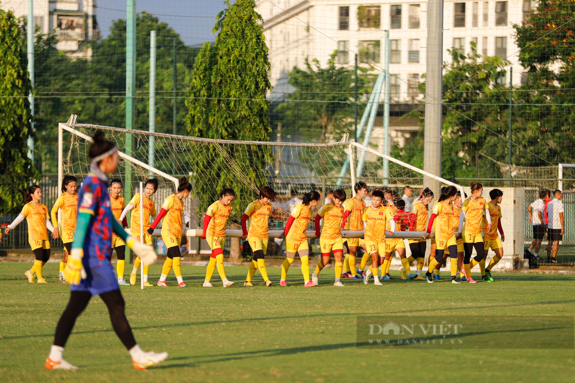 Tiền đạo Phạm Hải Yến tươi cười rạng rỡ trên sân tập sau khi nhận danh hiệu &quot;Công dân Thủ đô ưu tú&quot;  - Ảnh 8.