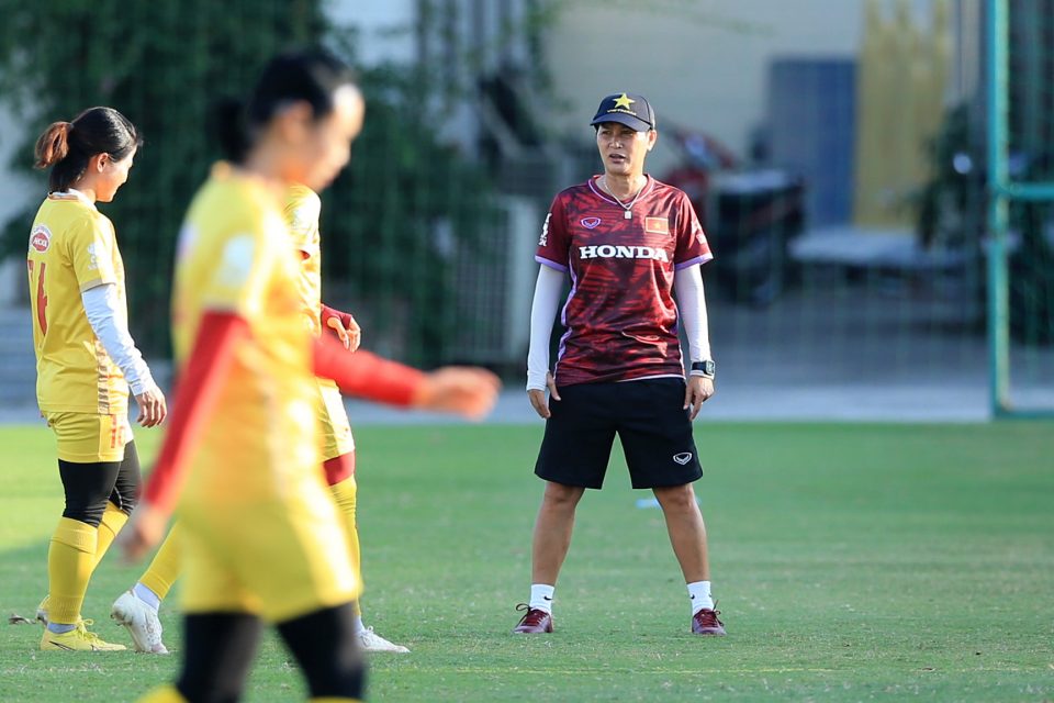 HLV Mai Đức Chung lý giải việc trợ lý Kim Chi không được triệu tập cho vòng loại 2 Olympic - Ảnh 2.