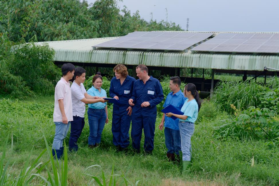 Lần đầu tiên, nông dân Việt Nam được học cách chăn nuôi bò sữa bền vững theo kinh nghiệm Hà Lan - Ảnh 2.