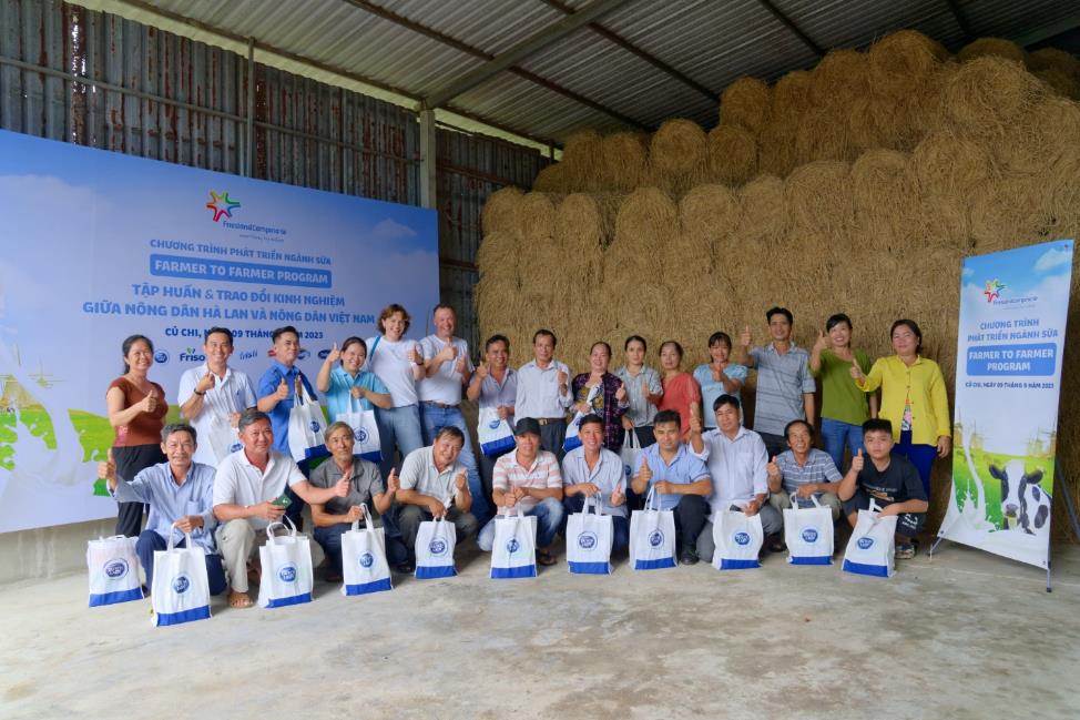 Lần đầu tiên, nông dân Việt Nam được học cách chăn nuôi bò sữa bền vững theo kinh nghiệm Hà Lan - Ảnh 4.
