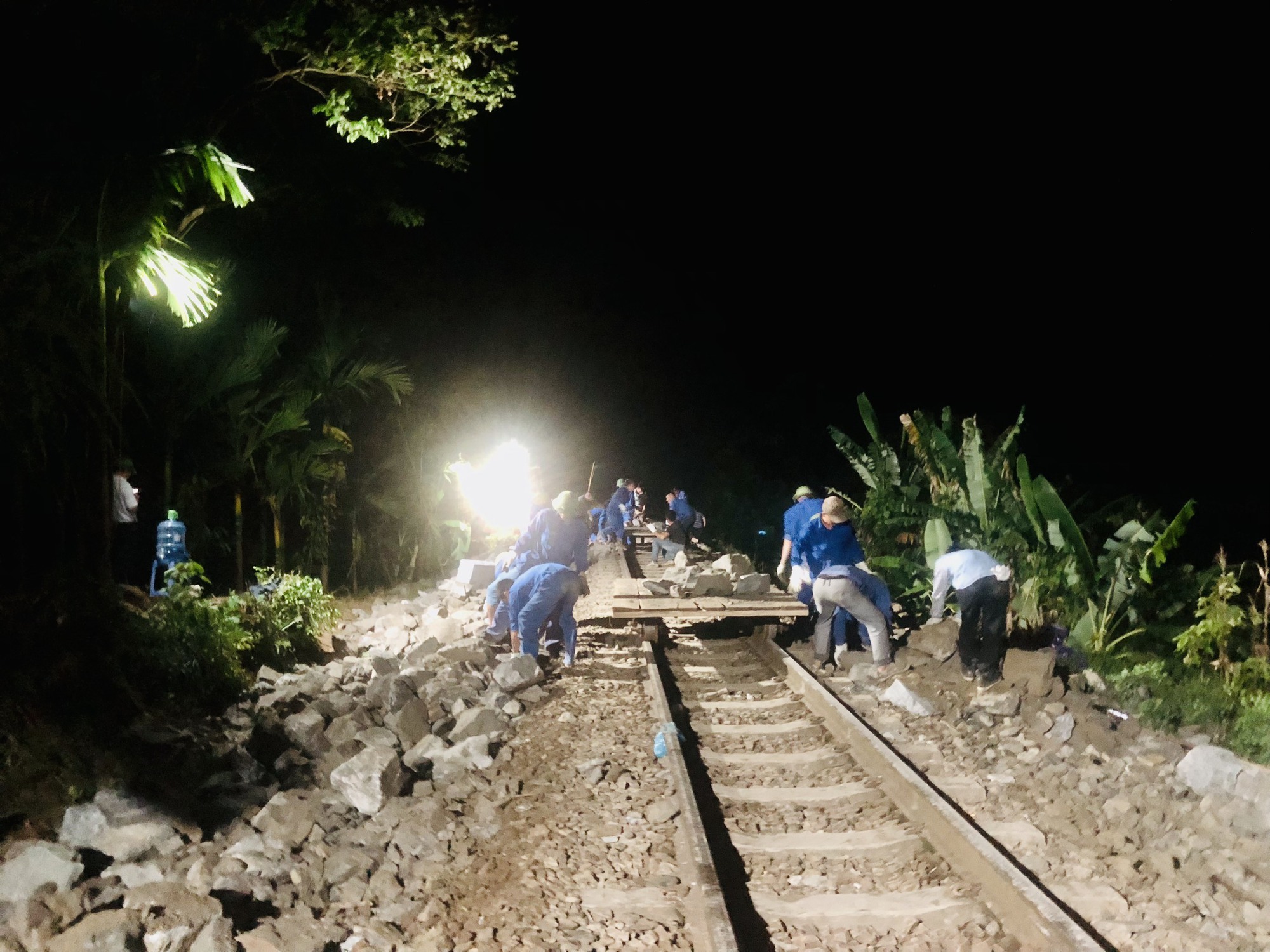 Cận cảnh hàng trăm người ngày đêm &quot;thắp đèn&quot; đắp đường sắt bị sạt lở đoạn Hà Nội - Lào Cai - Ảnh 5.