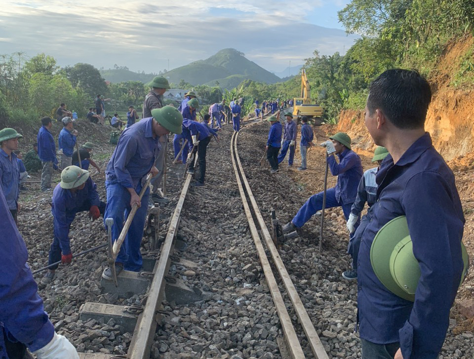 Cận cảnh hàng trăm người ngày đêm &quot;thắp đèn&quot; đắp đường sắt bị sạt lở đoạn Hà Nội - Lào Cai - Ảnh 4.
