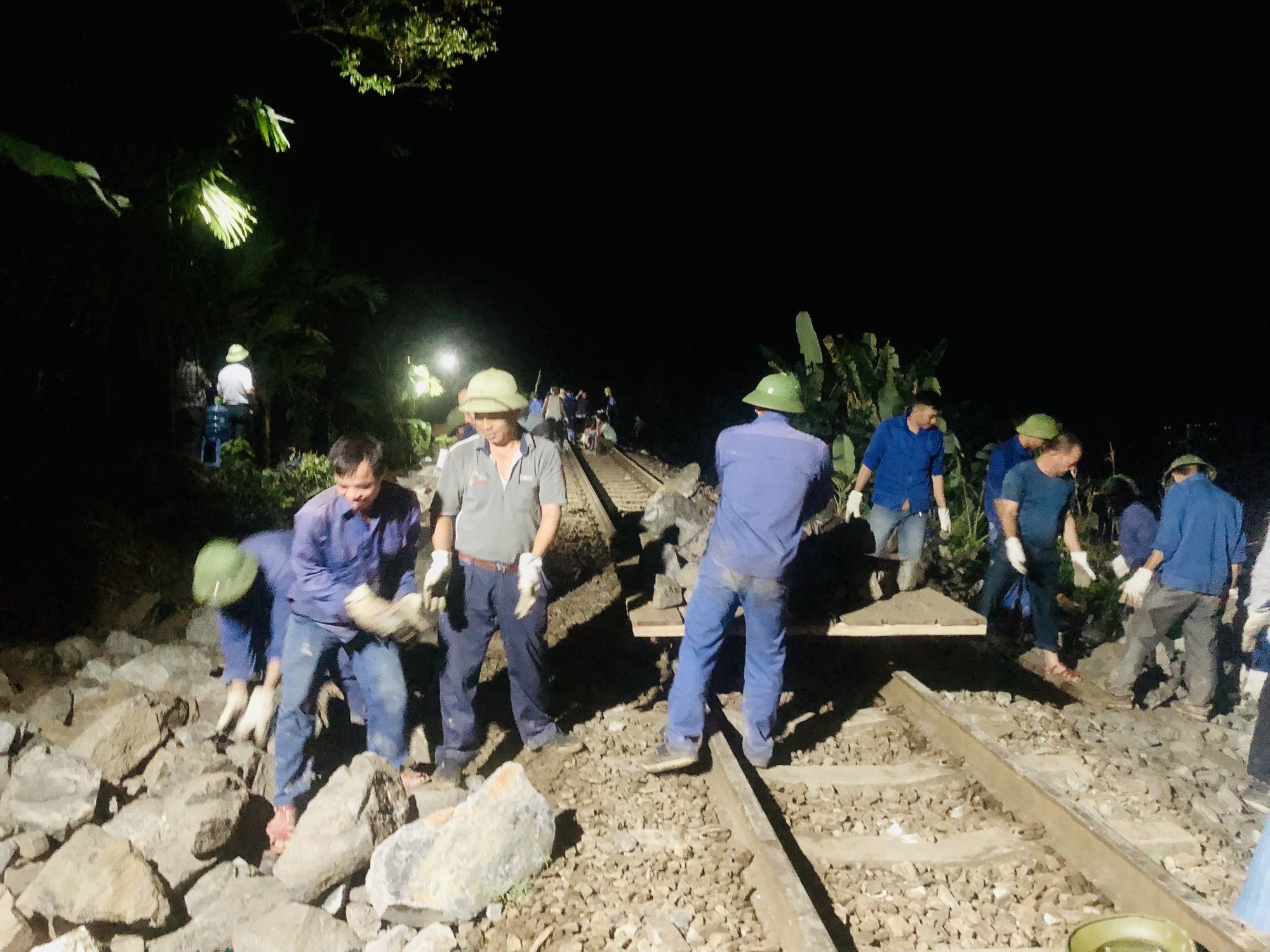 Cận cảnh hàng trăm người ngày đêm &quot;thắp đèn&quot; đắp đường sắt bị sạt lở đoạn Hà Nội - Lào Cai - Ảnh 8.