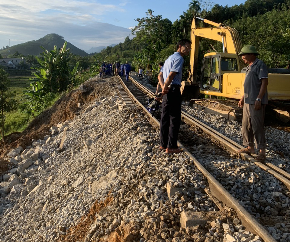 Cận cảnh hàng trăm người ngày đêm &quot;thắp đèn&quot; đắp đường sắt bị sạt lở đoạn Hà Nội - Lào Cai - Ảnh 3.