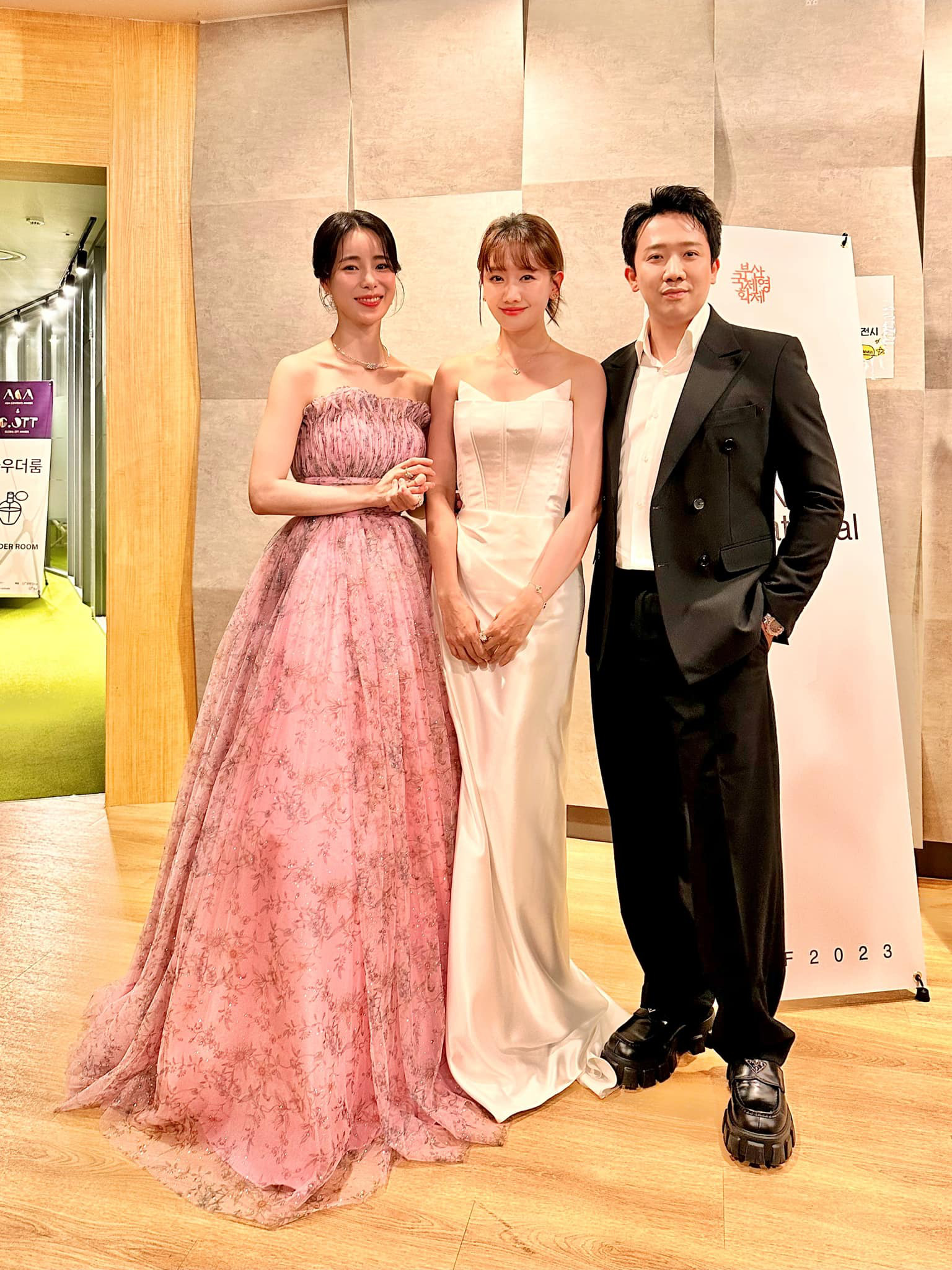 Trấn Thành, Hari Won, Thùy Tiên nhận giải thưởng danh giá ở LHP Busan - Hàn Quốc  - Ảnh 3.