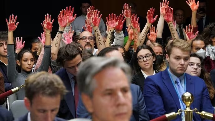 Người biểu tình mang bàn tay 'đẫm máu' ồ ạt xông vào Quốc hội Mỹ hô vang 'Ngừng bắn ngay! Bảo vệ trẻ em Gaza!' - Ảnh 1.
