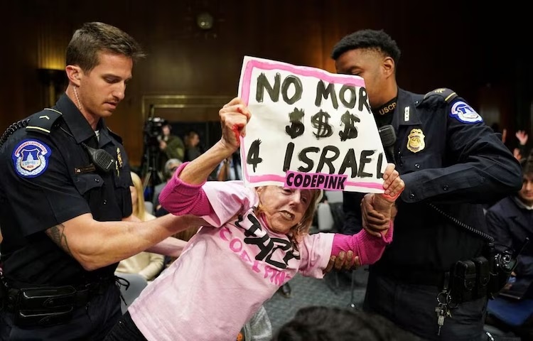 Người biểu tình mang bàn tay 'đẫm máu' ồ ạt xông vào Quốc hội Mỹ hô vang 'Ngừng bắn ngay! Bảo vệ trẻ em Gaza!' - Ảnh 2.