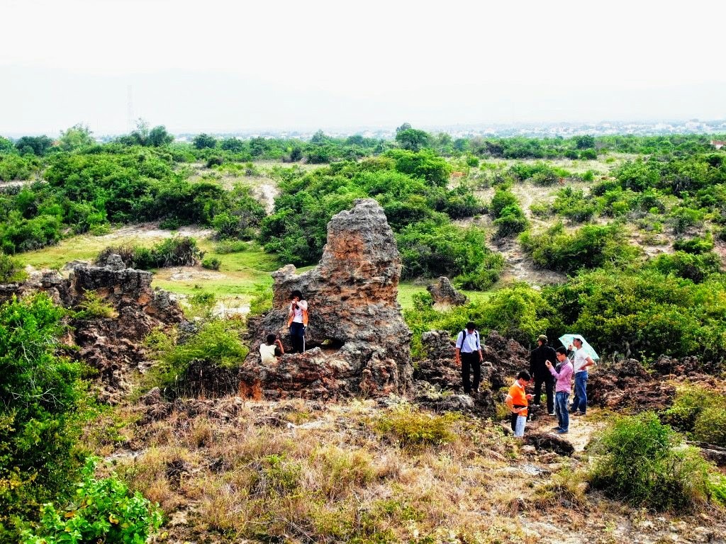 Bãi đá cổ hình thù kỳ dị ở Ninh Thuận, nhiều người đang đến xem, xa xưa là một làng cổ của người Chăm - Ảnh 1.