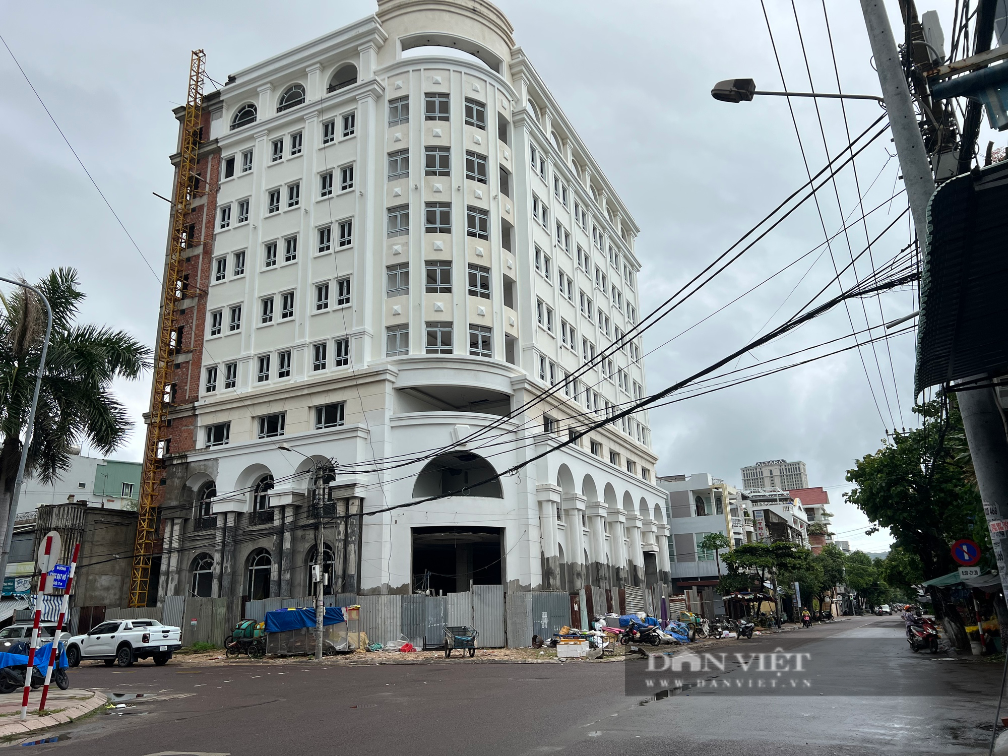 Giám đốc bị bắt, doanh nghiệp nợ thuế hơn 55 tỷ, dang dở khách sạn trên 'đất vàng' tại Bình Định - Ảnh 1.