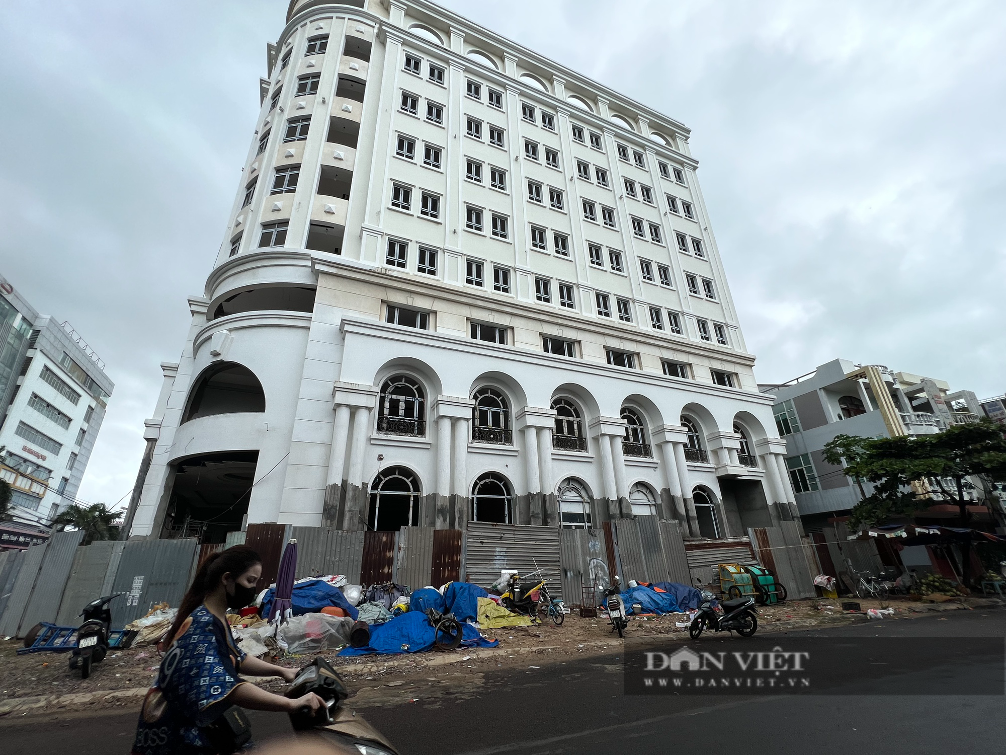 Giám đốc bị bắt, doanh nghiệp nợ thuế hơn 55 tỷ, dang dở khách sạn trên 'đất vàng' tại Bình Định - Ảnh 4.